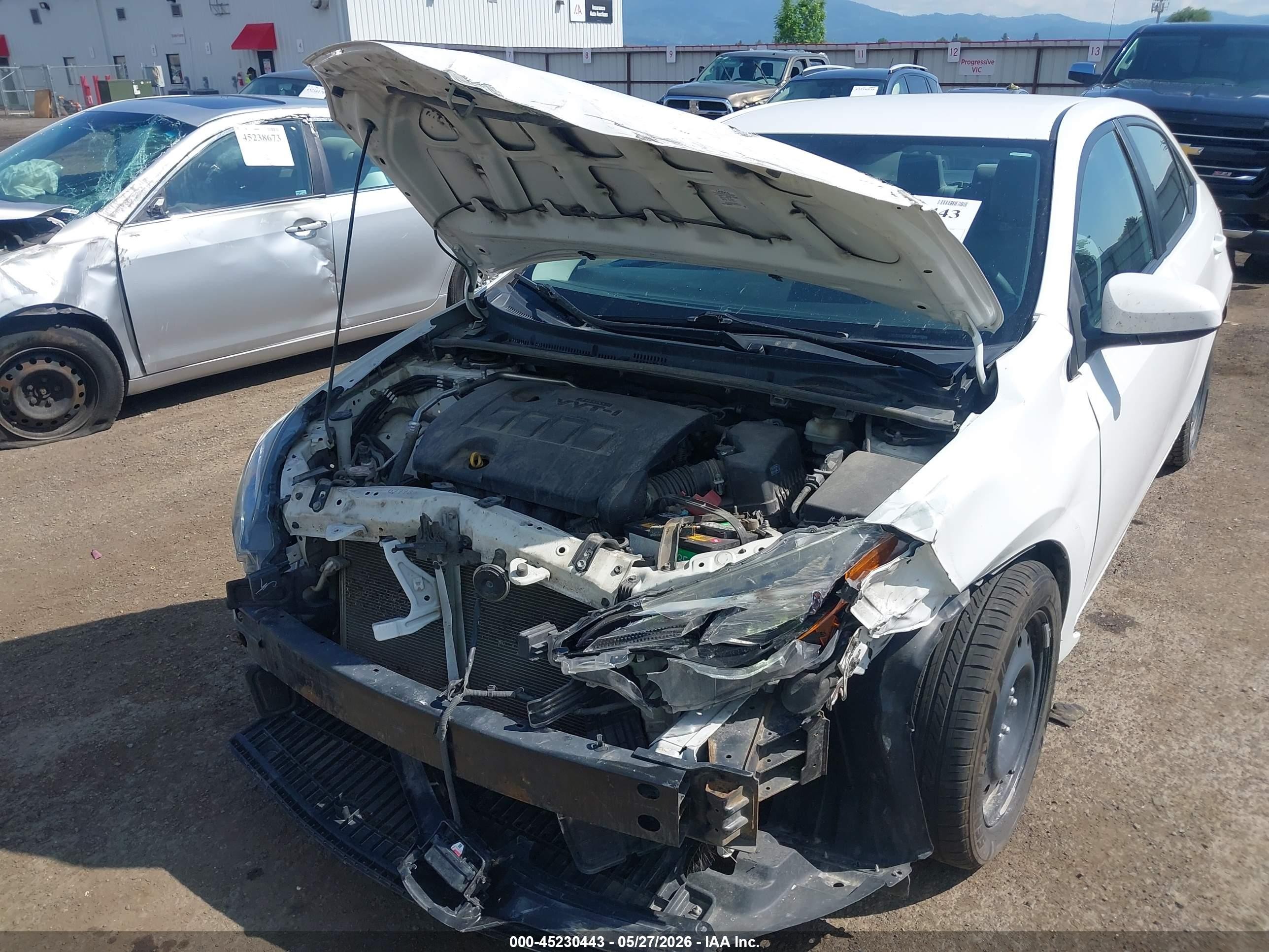2018 Toyota Corolla Le White vin: 2T1BURHE5JC977126