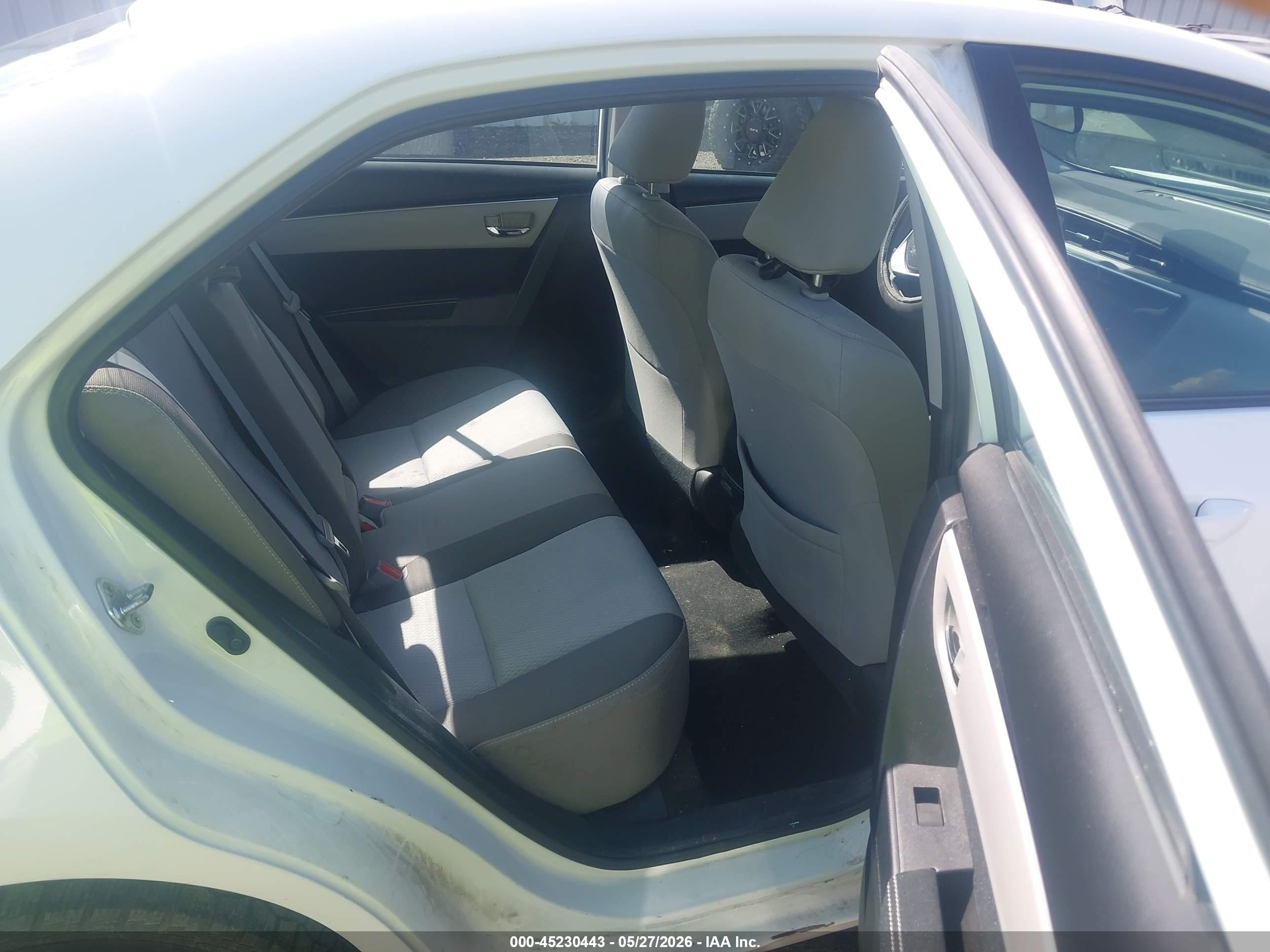 2018 Toyota Corolla Le White vin: 2T1BURHE5JC977126