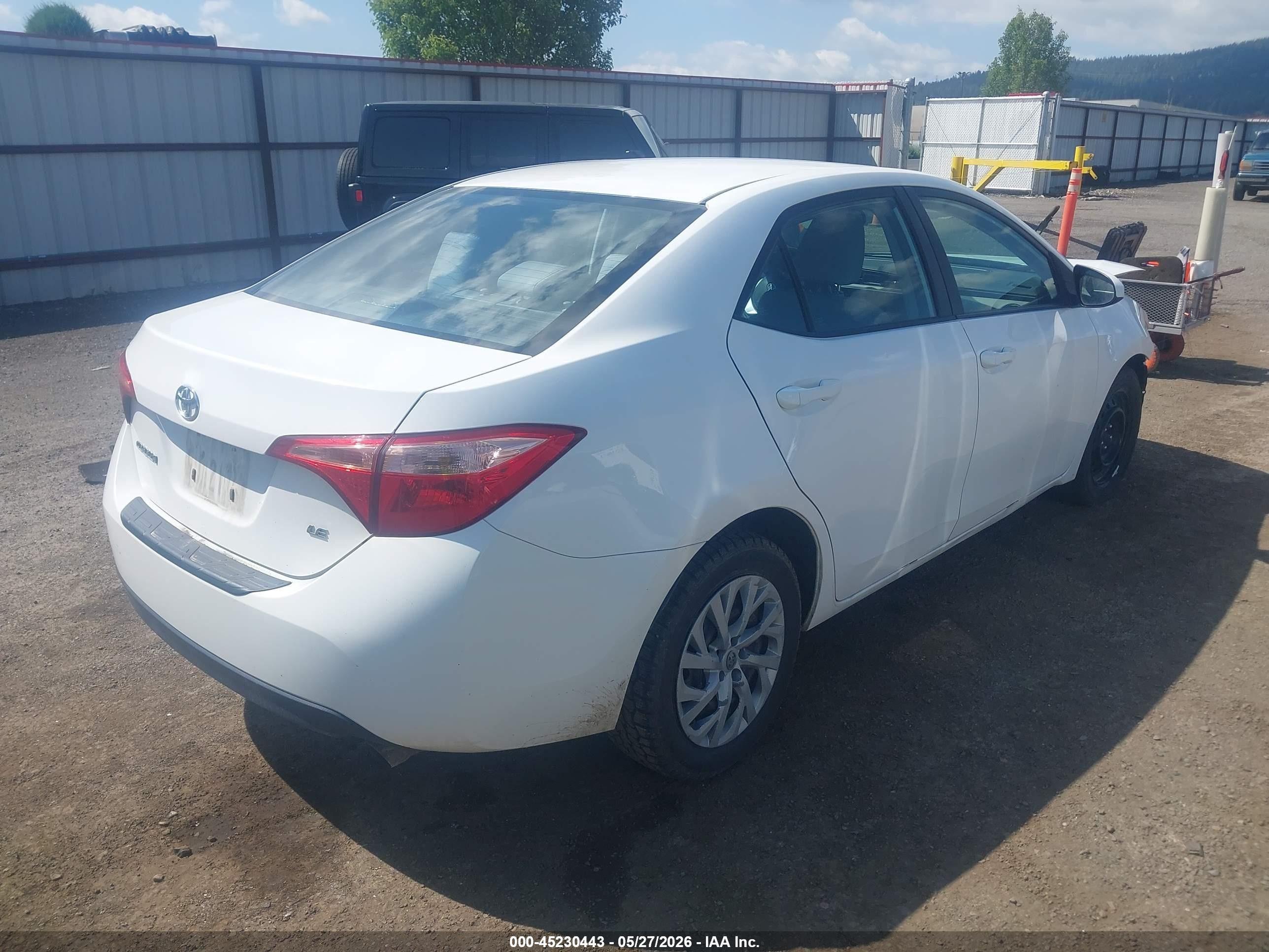 2018 Toyota Corolla Le White vin: 2T1BURHE5JC977126