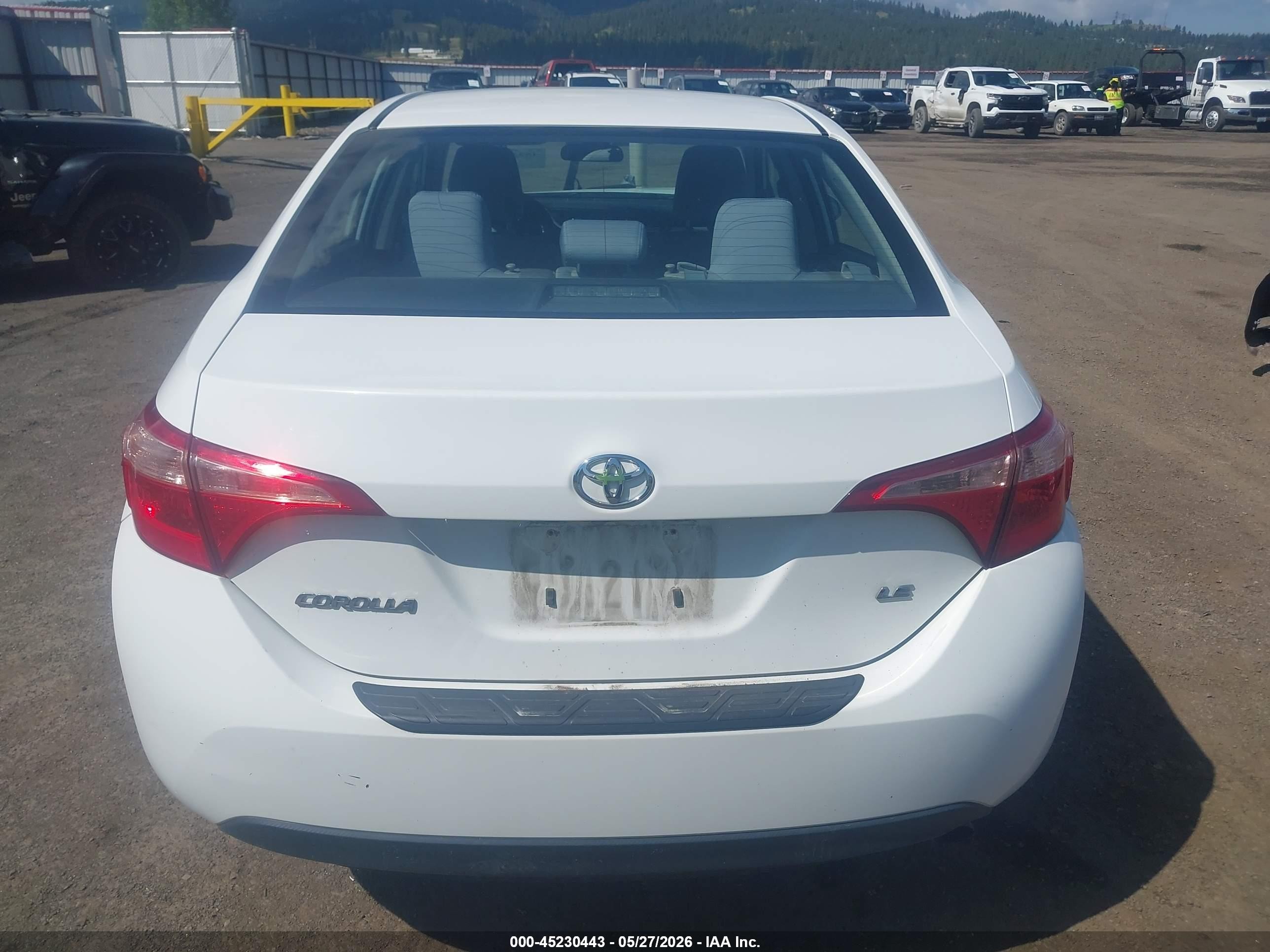 2018 Toyota Corolla Le White vin: 2T1BURHE5JC977126
