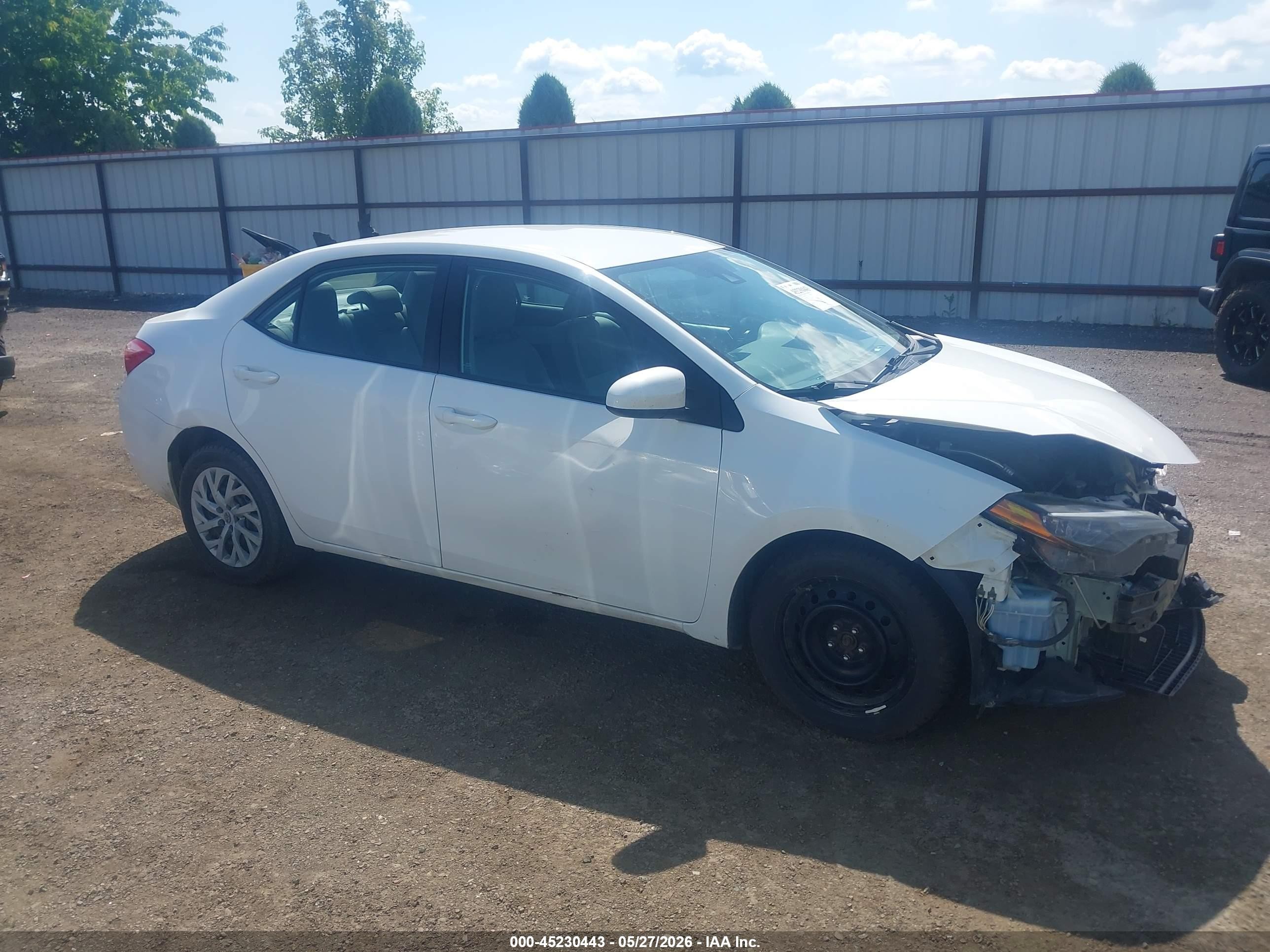 2018 Toyota Corolla Le White vin: 2T1BURHE5JC977126