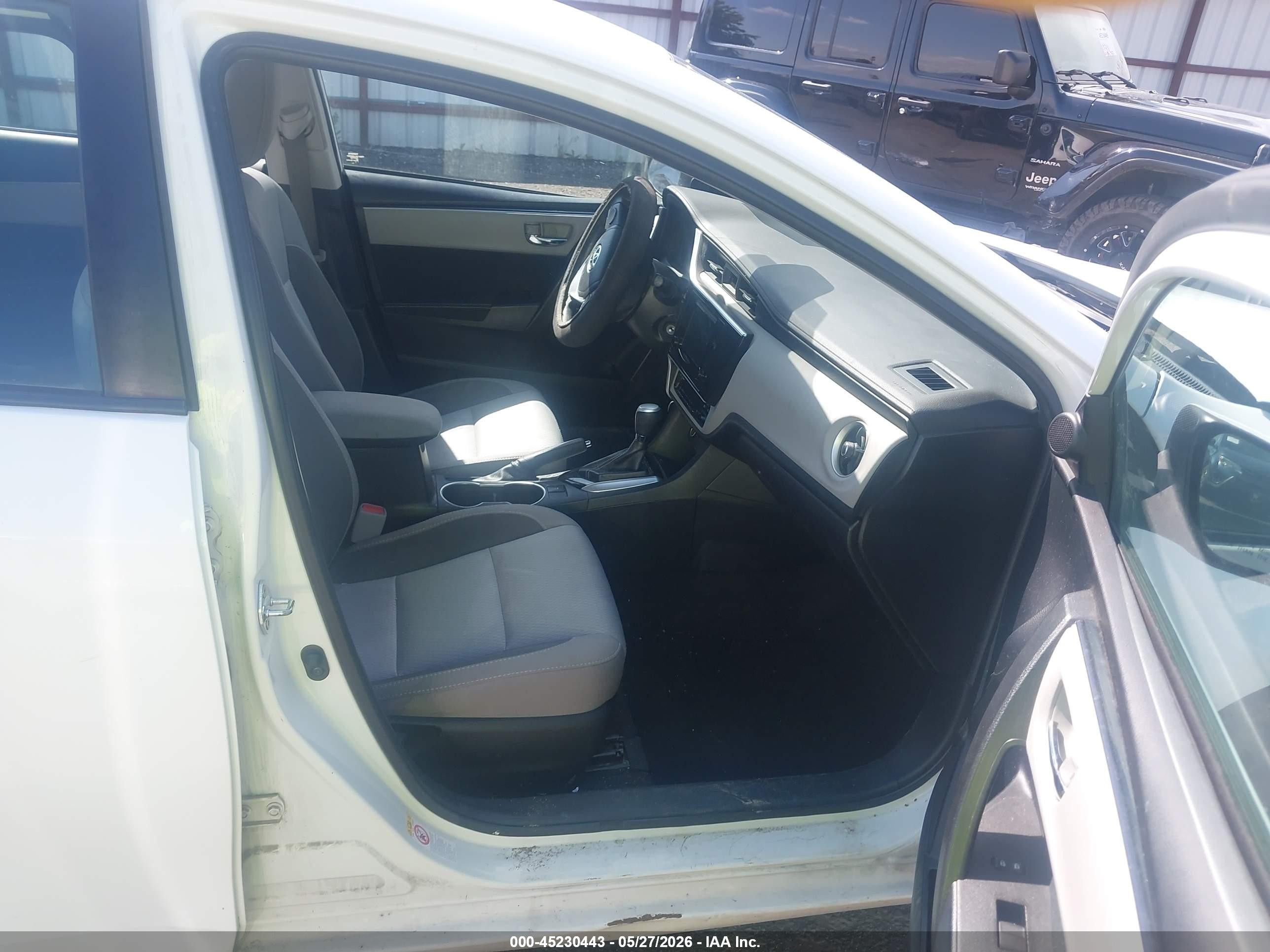 2018 Toyota Corolla Le White vin: 2T1BURHE5JC977126