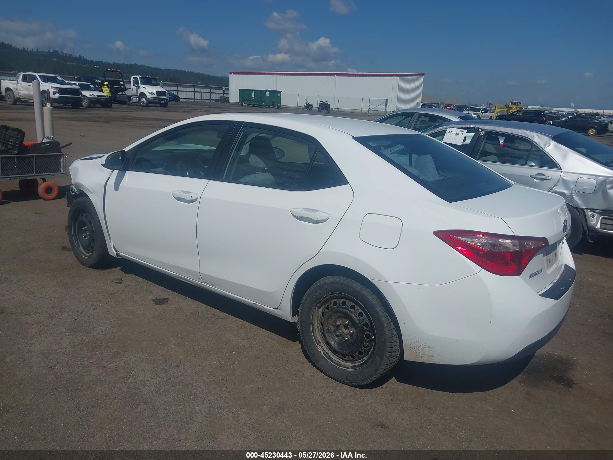 2018 Toyota Corolla Le White vin: 2T1BURHE5JC977126