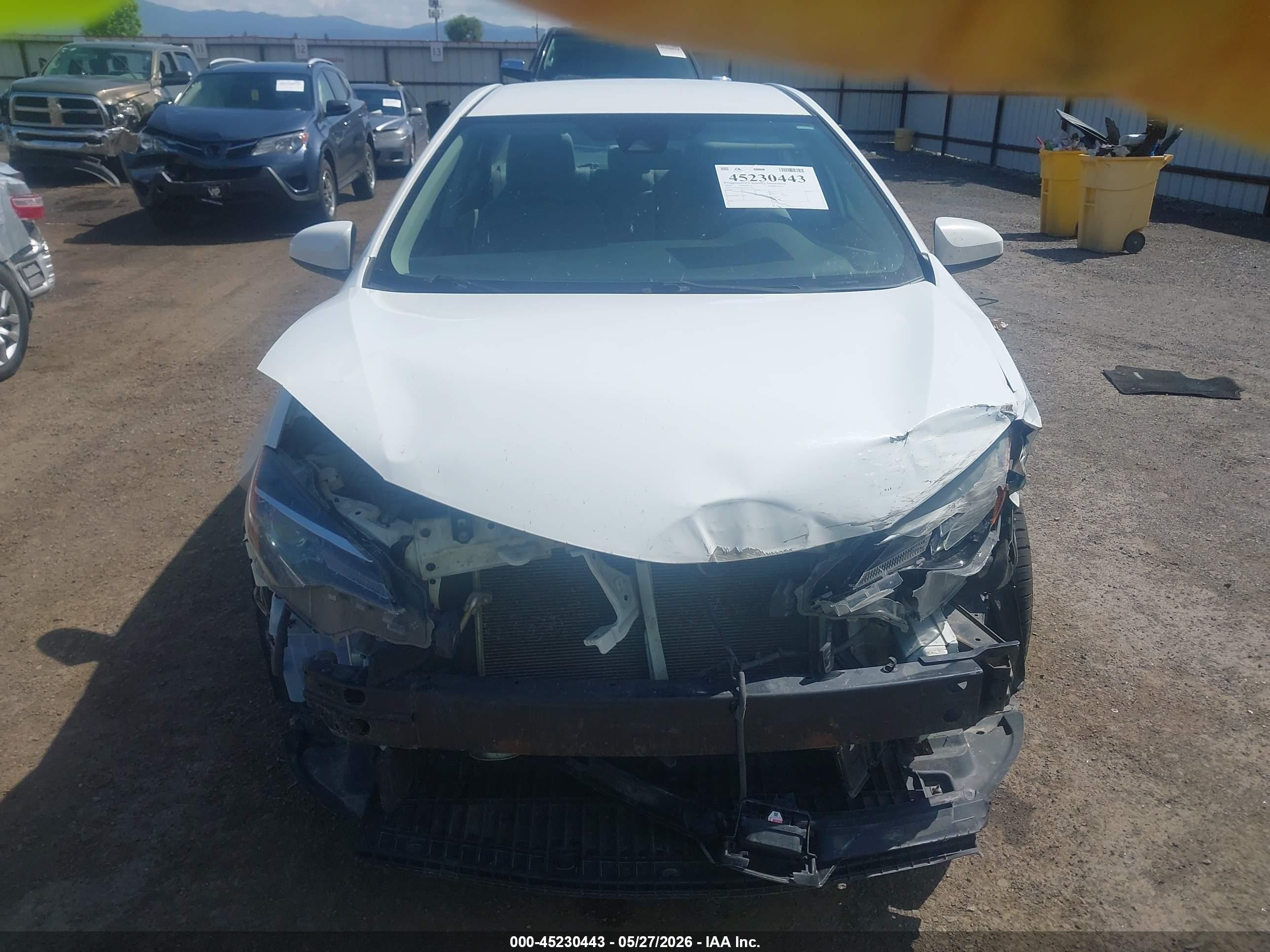 2018 Toyota Corolla Le White vin: 2T1BURHE5JC977126