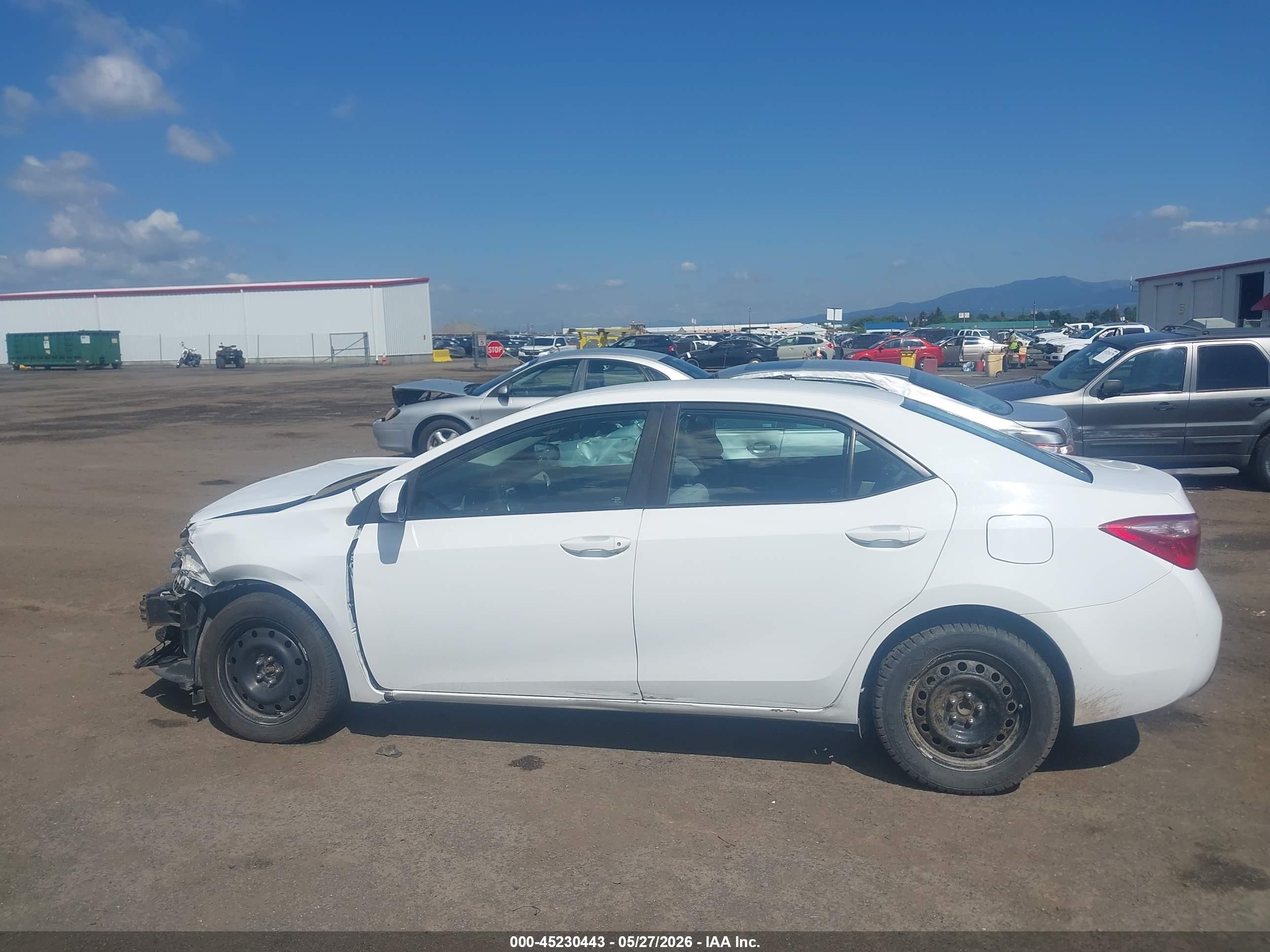 2018 Toyota Corolla Le White vin: 2T1BURHE5JC977126