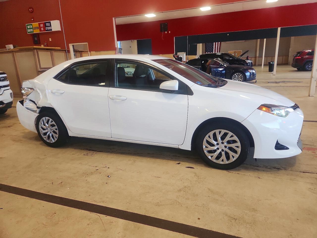 2018 Toyota Corolla Le White vin: 2T1BURHE5JC989583