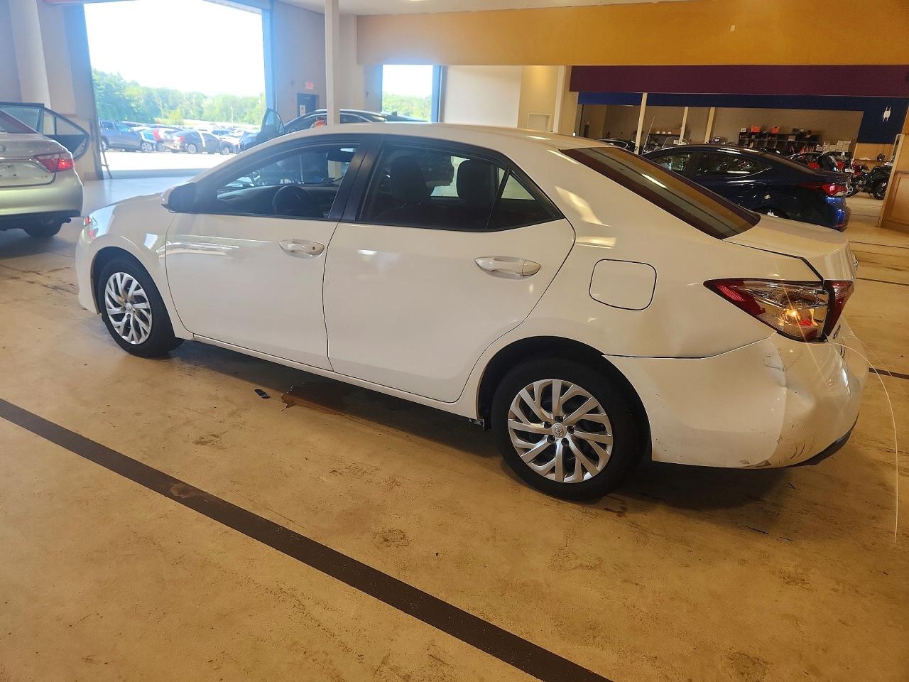 2018 Toyota Corolla Le White vin: 2T1BURHE5JC989583