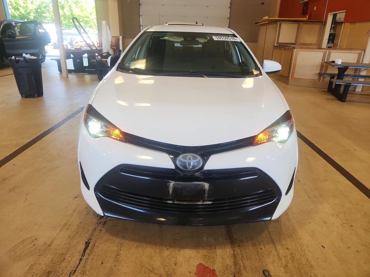 2018 Toyota Corolla Le White vin: 2T1BURHE5JC989583