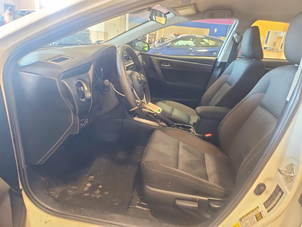 2018 Toyota Corolla Le White vin: 2T1BURHE5JC989583