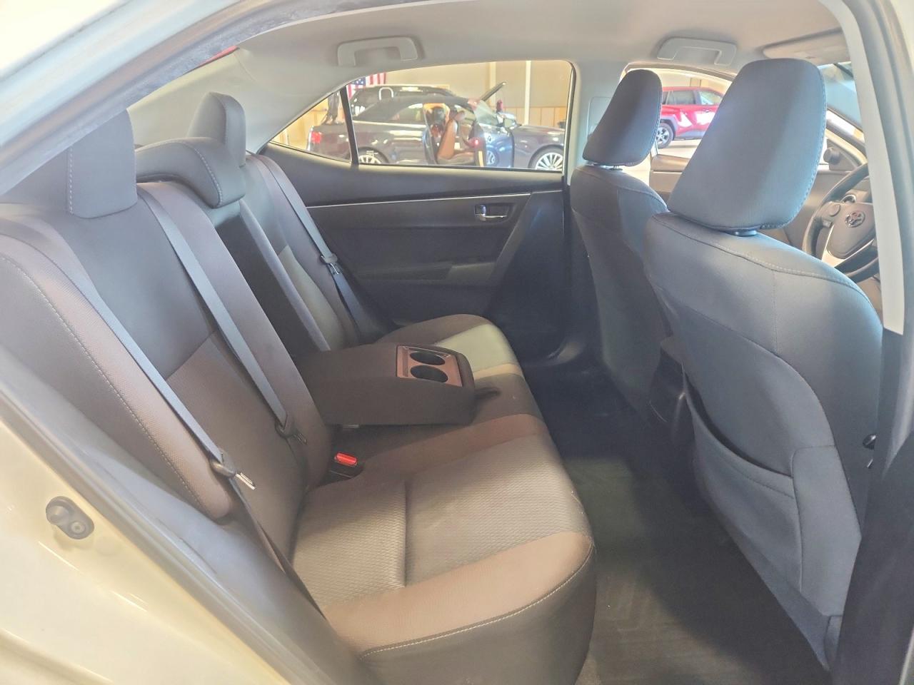 2018 Toyota Corolla Le White vin: 2T1BURHE5JC989583