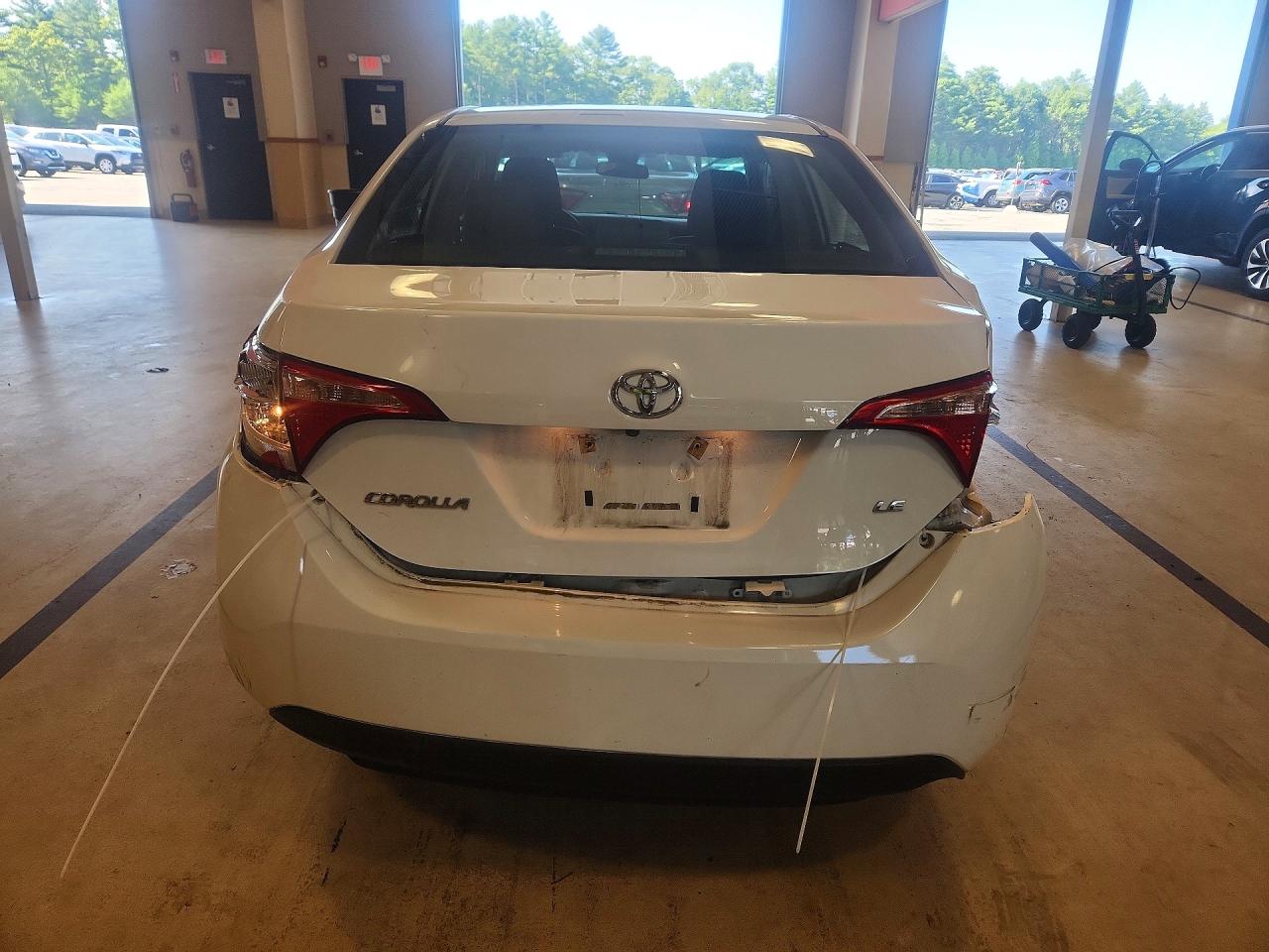 2018 Toyota Corolla Le White vin: 2T1BURHE5JC989583