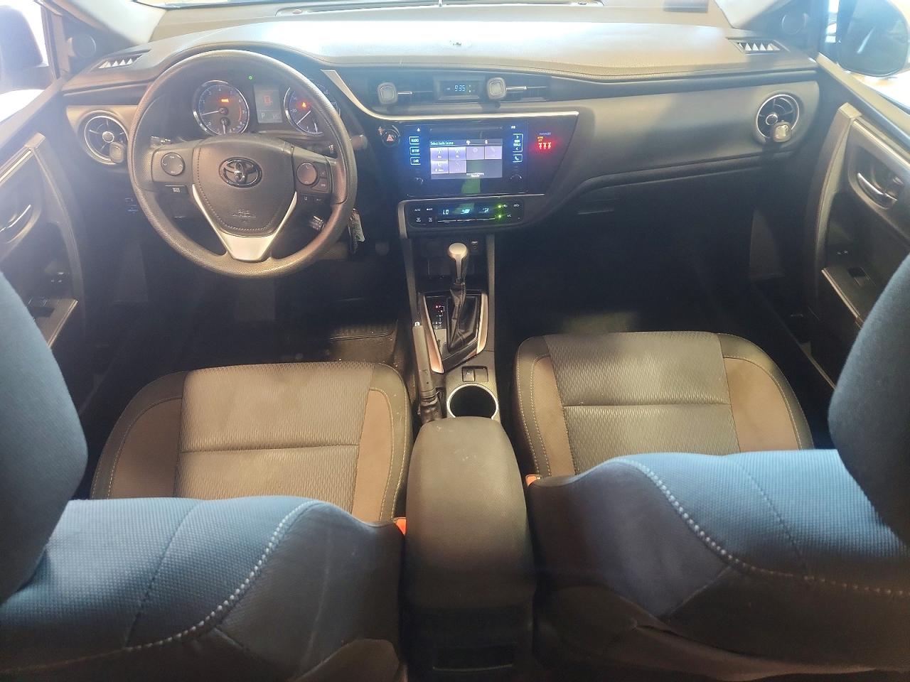 2018 Toyota Corolla Le White vin: 2T1BURHE5JC989583