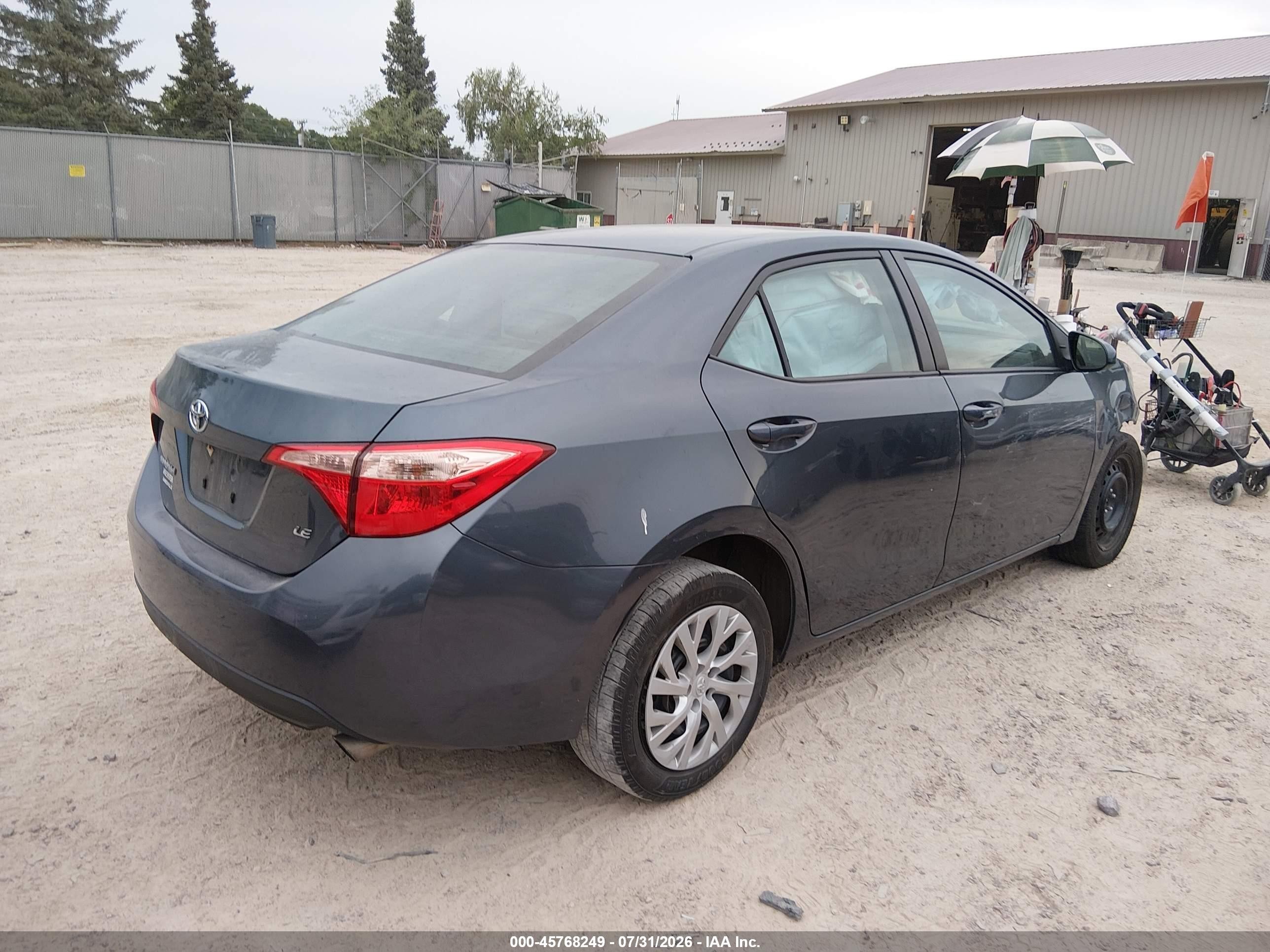 2018 Toyota Corolla Le Gray vin: 2T1BURHE5JC993827