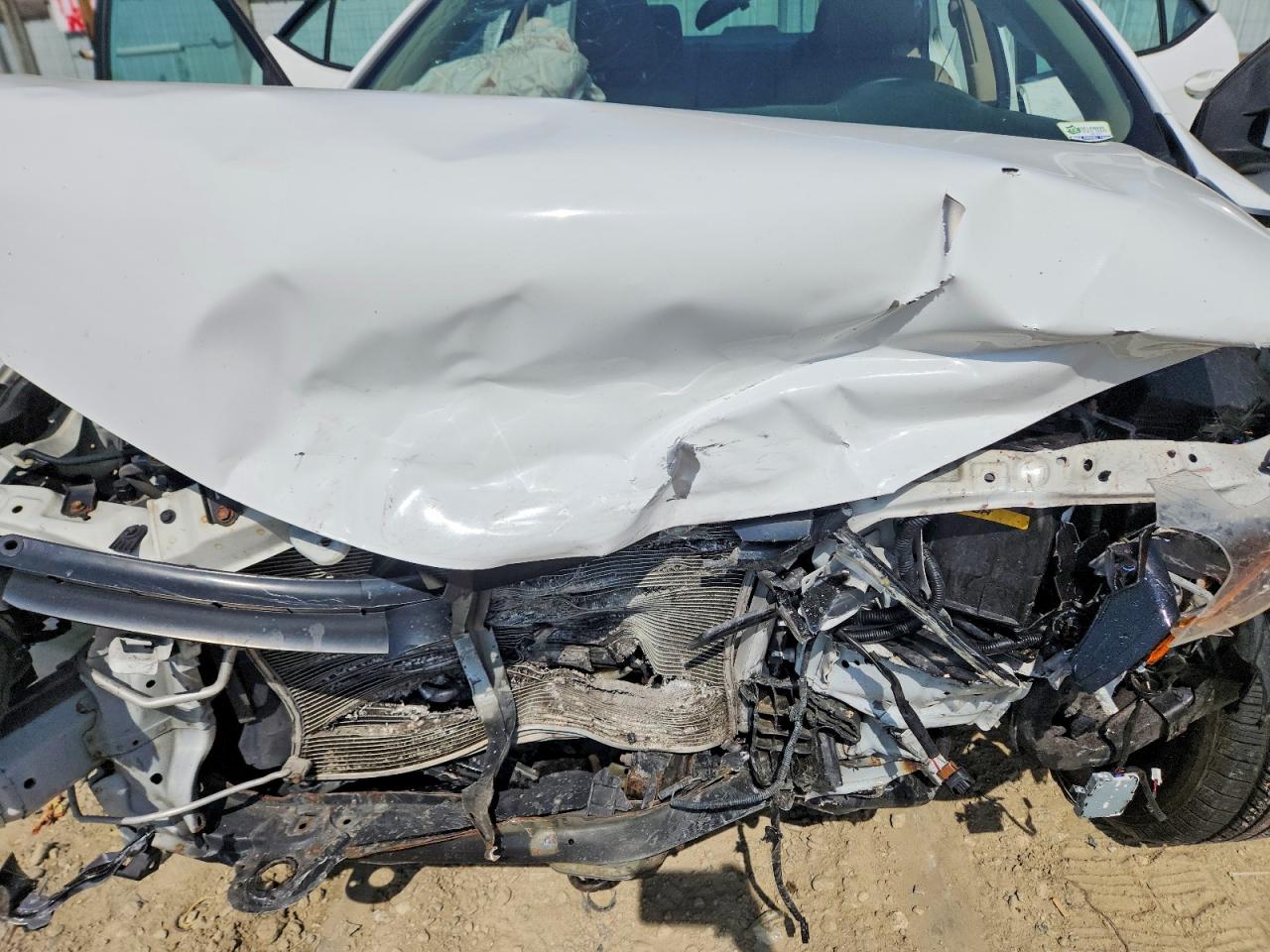 2014 Toyota Corolla Le White vin: 2T1BURHE6EC196623