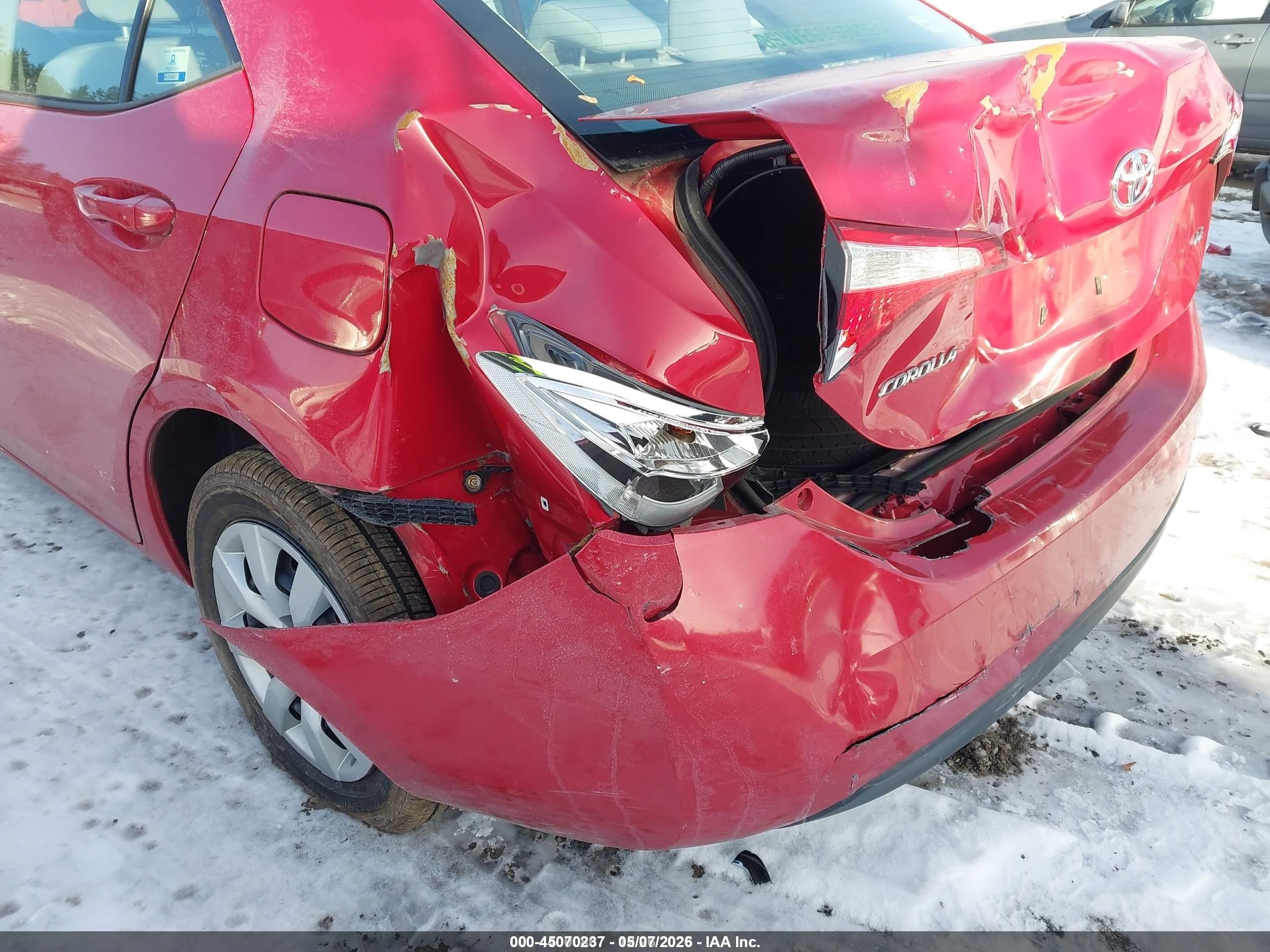 2015 Toyota Corolla Le Red vin: 2T1BURHE6FC271127