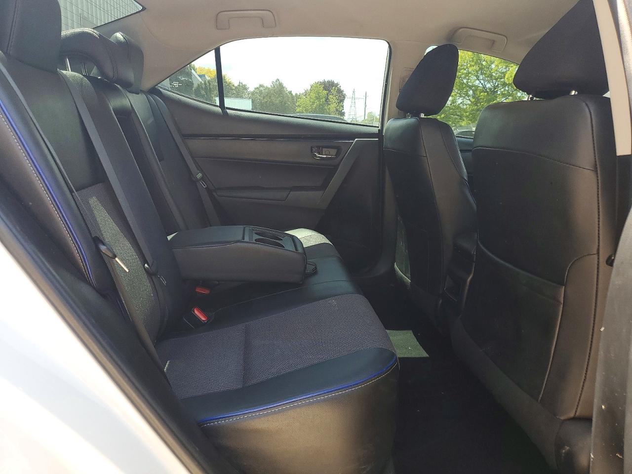 2018 Toyota Corolla L White vin: 2T1BURHE6JC031004