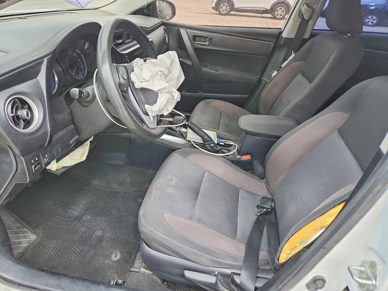 2019 Toyota Corolla Le White vin: 2T1BURHE6KC179932