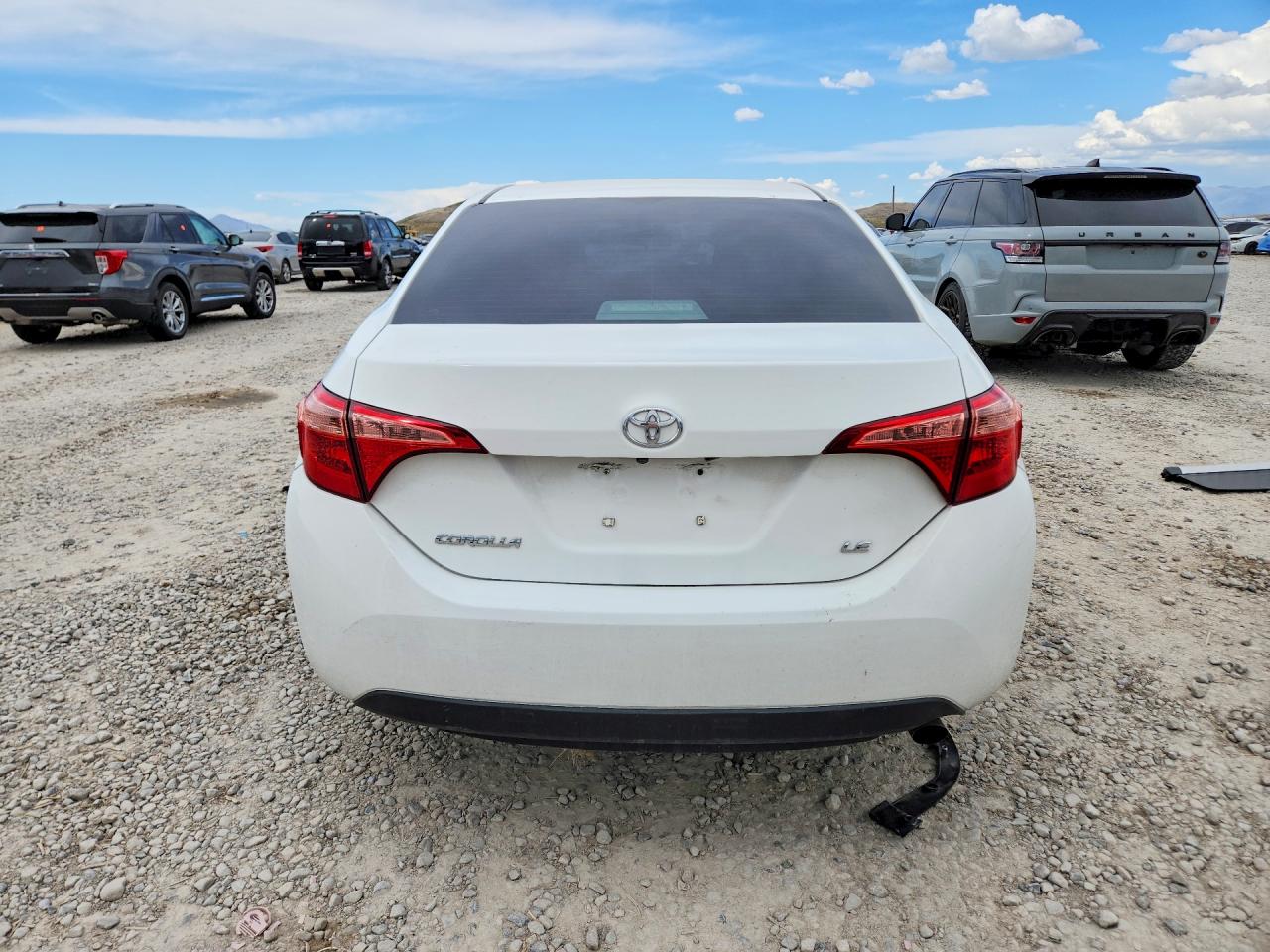 2019 Toyota Corolla Le White vin: 2T1BURHE6KC179932