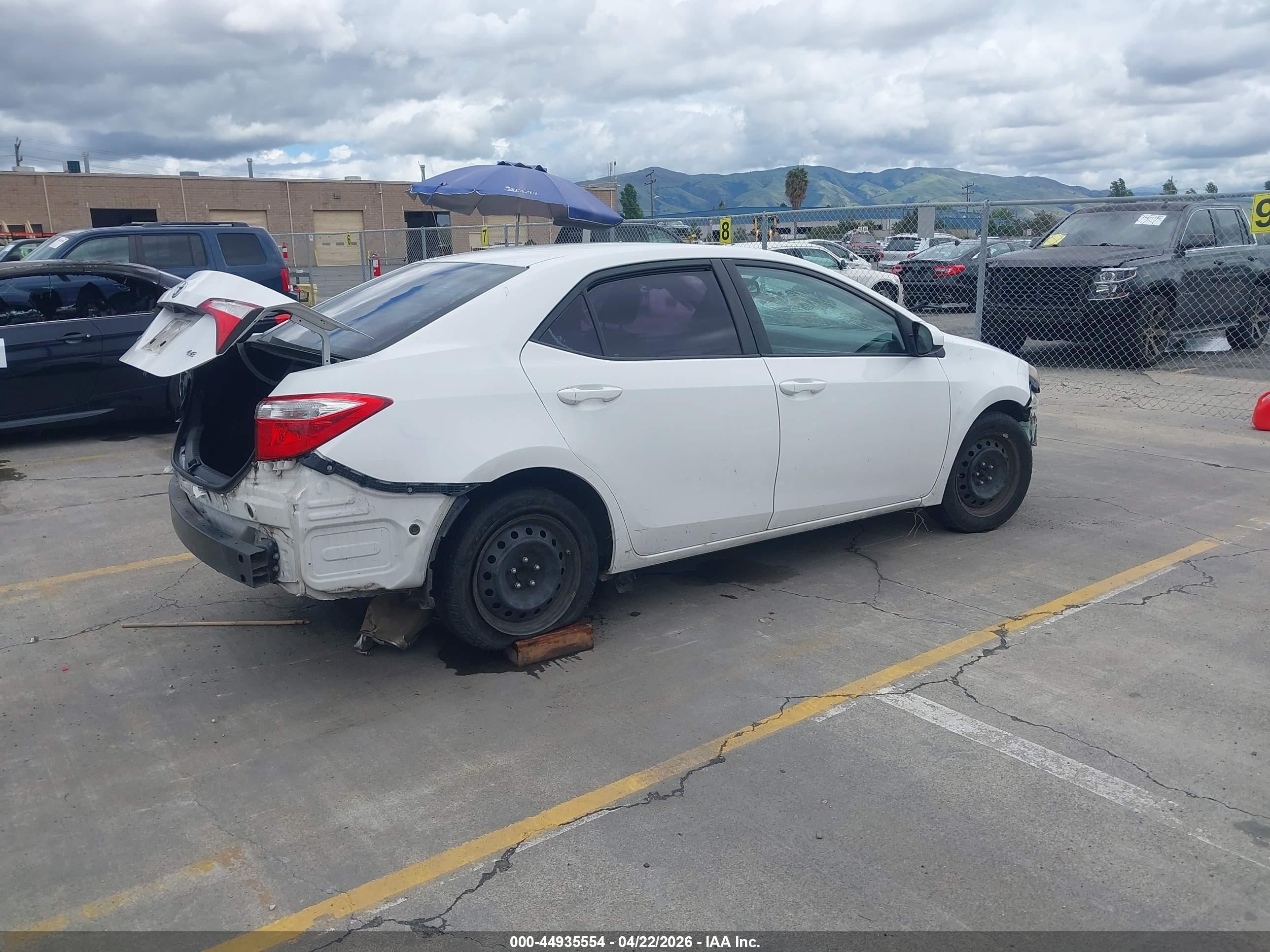 2014 Toyota Corolla Le White vin: 2T1BURHE7EC105827