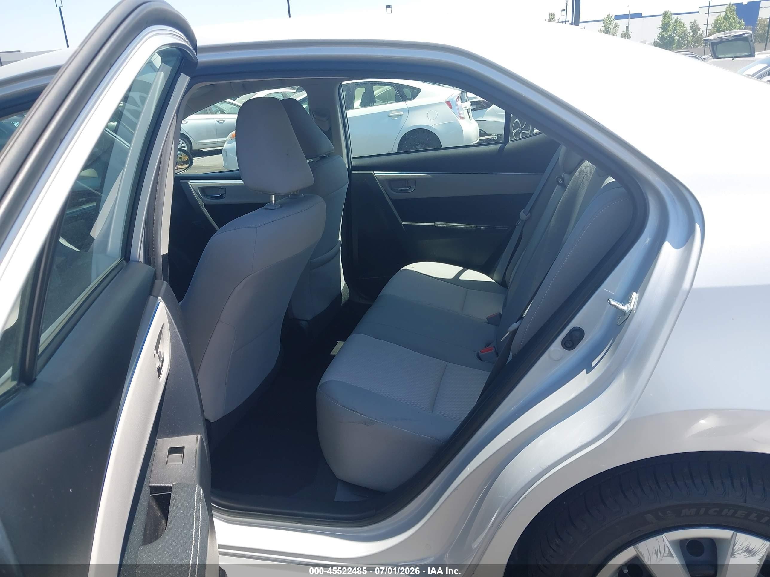 2015 Toyota Corolla Le Серебряный vin: 2T1BURHE7FC407796