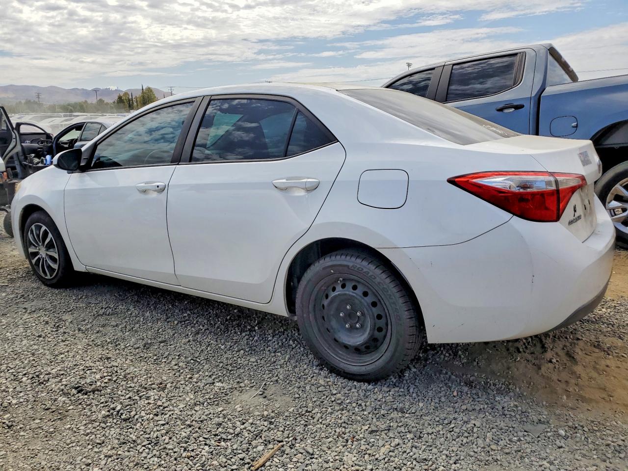 2015 Toyota Corolla Le White vin: 2T1BURHE7FC465200