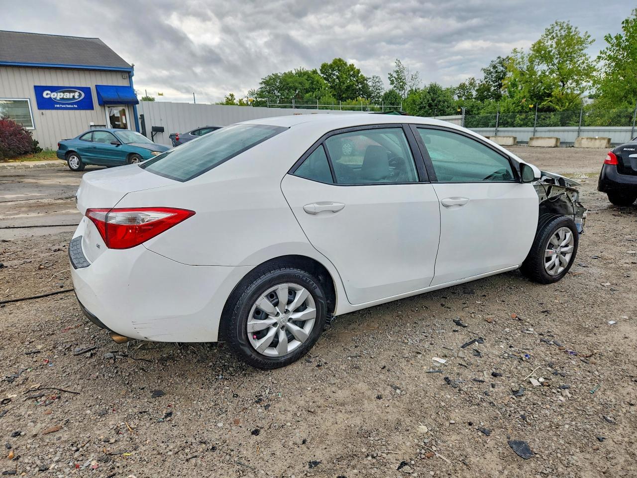 2015 Toyota Corolla Le White vin: 2T1BURHE8FC241353