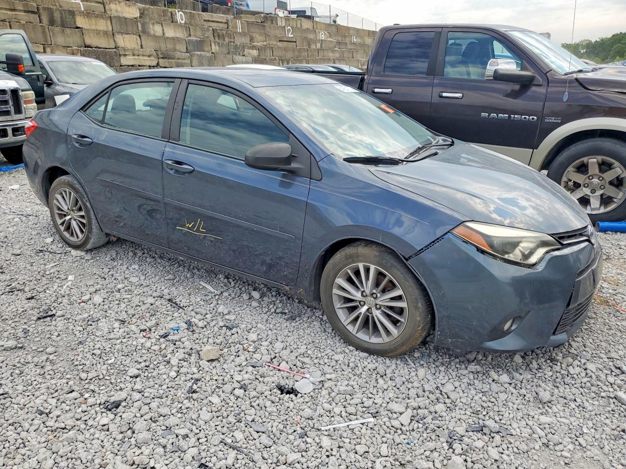 2015 Toyota Corolla Le Plus Blue vin: 2T1BURHE8FC274711