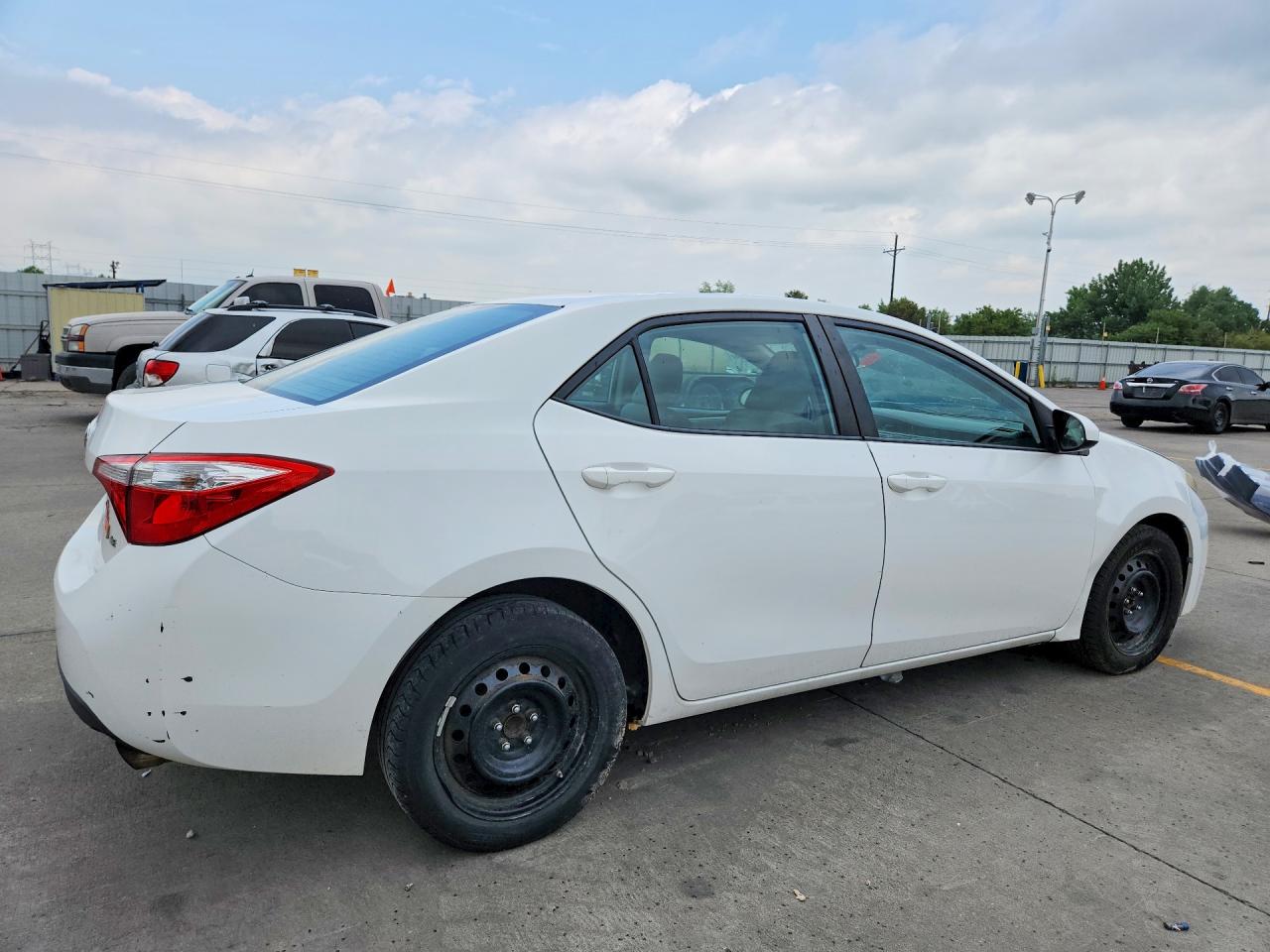 2015 Toyota Corolla Le White vin: 2T1BURHE8FC282078