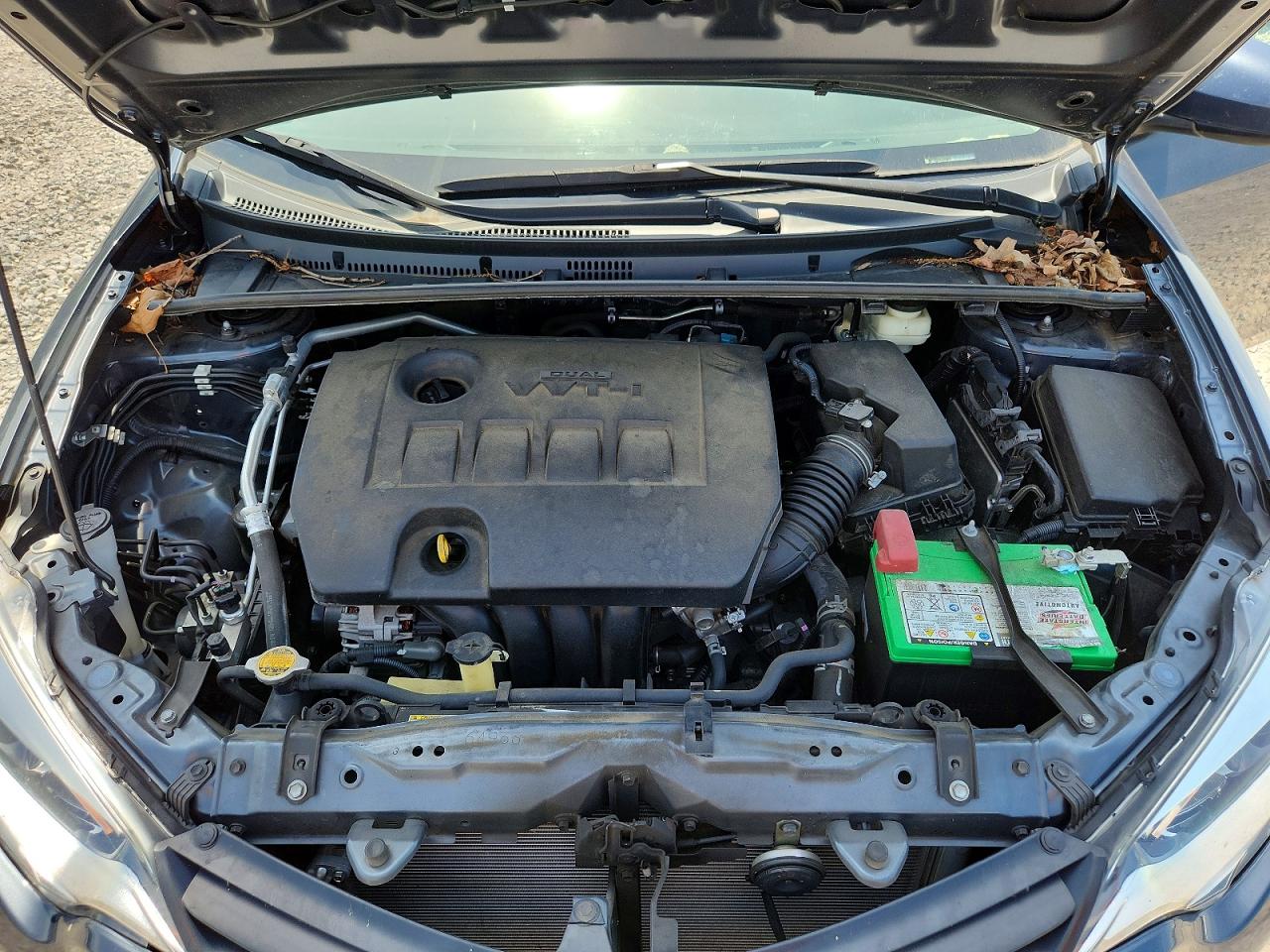 2015 Toyota Corolla Deluxe Sport Silver vin: 2T1BURHE8FC384285