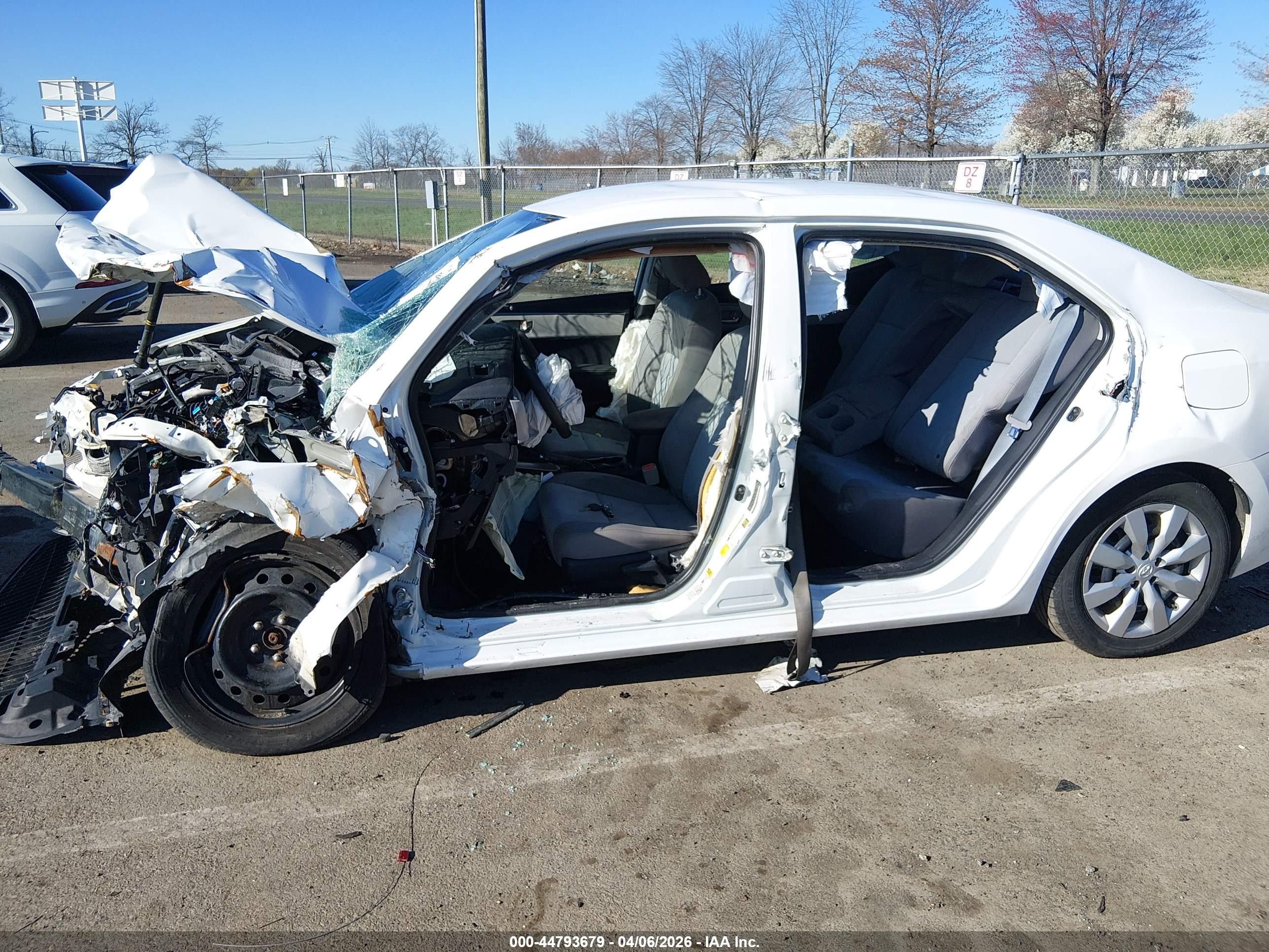 2016 Toyota Corolla Le White vin: 2T1BURHE8GC559894