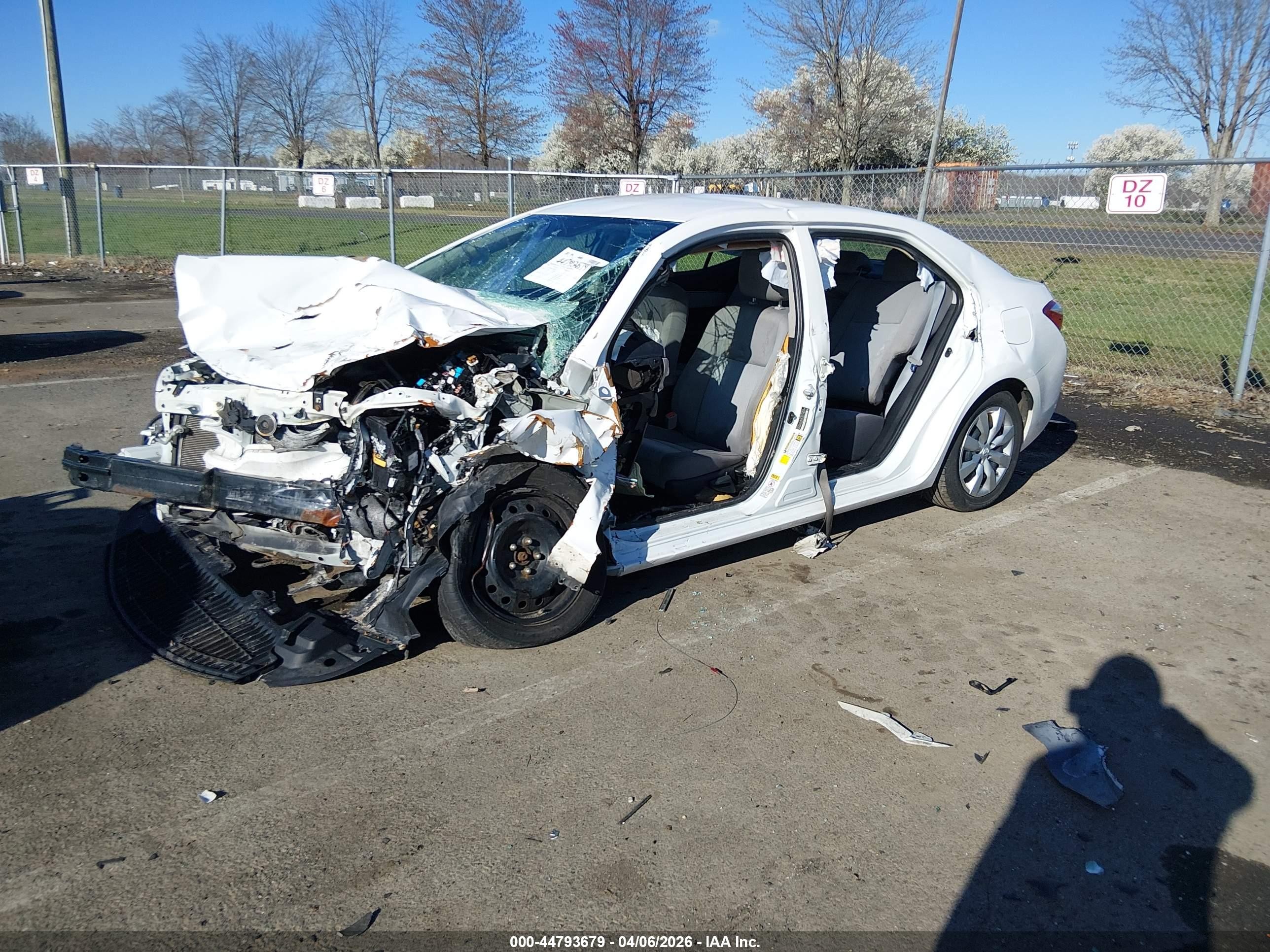 2016 Toyota Corolla Le White vin: 2T1BURHE8GC559894