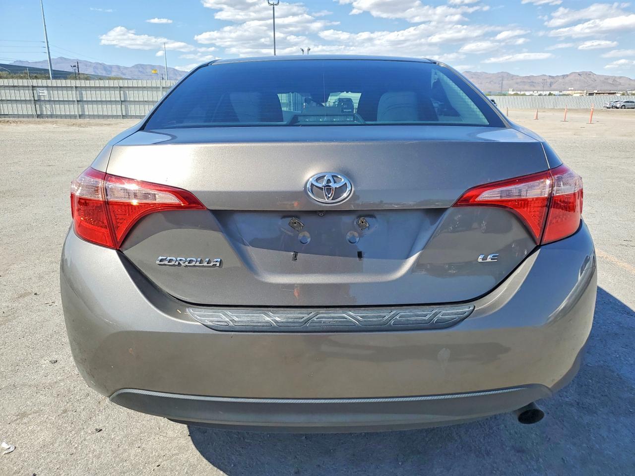 2018 Toyota Corolla Le Tan vin: 2T1BURHE8JC011255