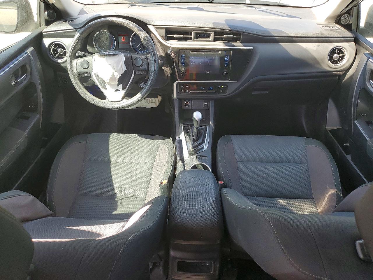 2018 Toyota Corolla Le Tan vin: 2T1BURHE8JC011255