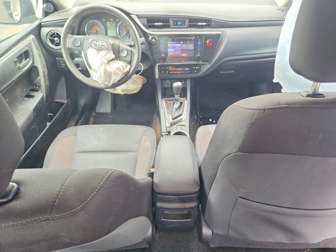 2019 Toyota Corolla Le Silver vin: 2T1BURHE8KC244585