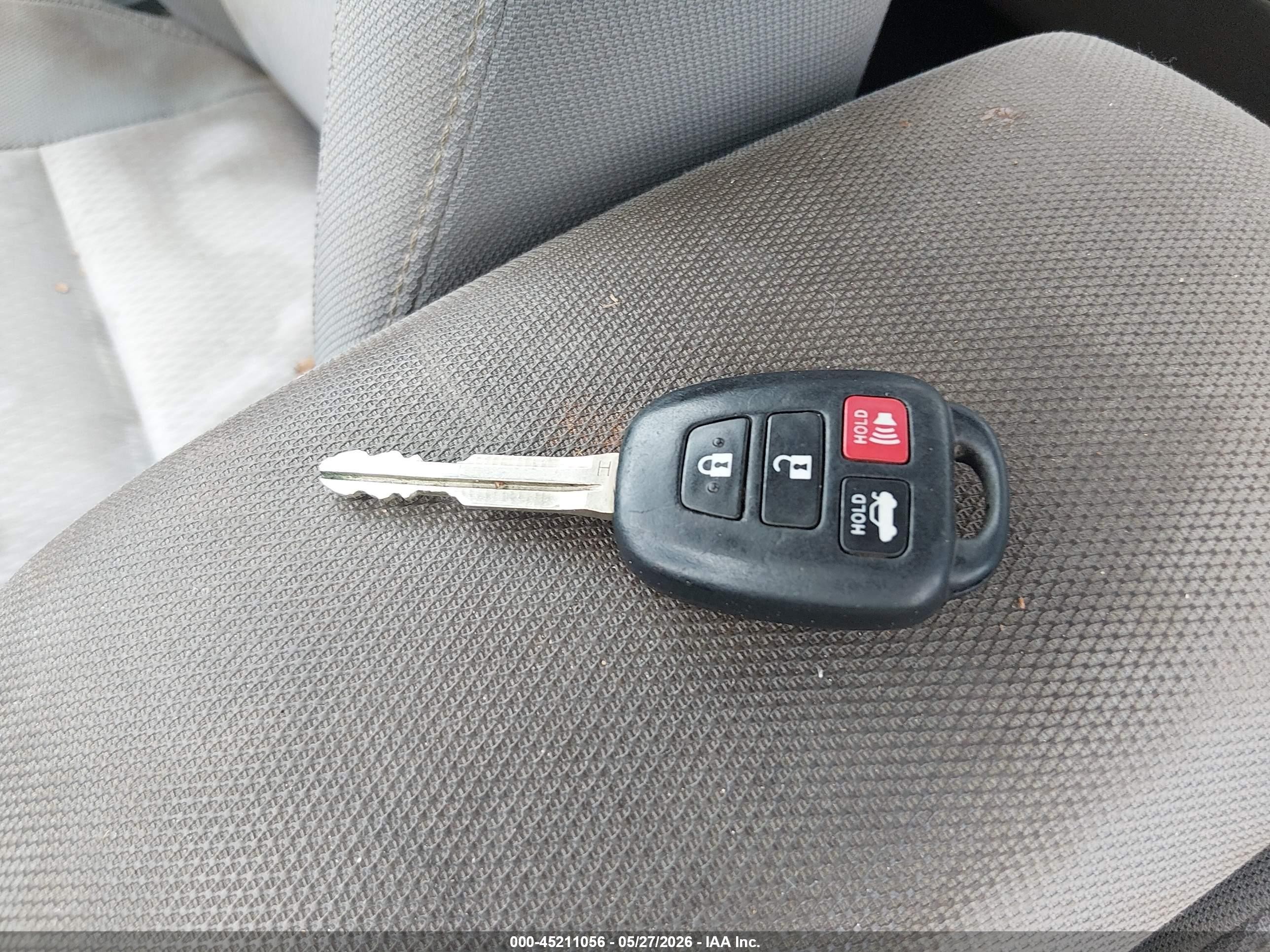 2014 Toyota Corolla Le Red vin: 2T1BURHE9EC015014