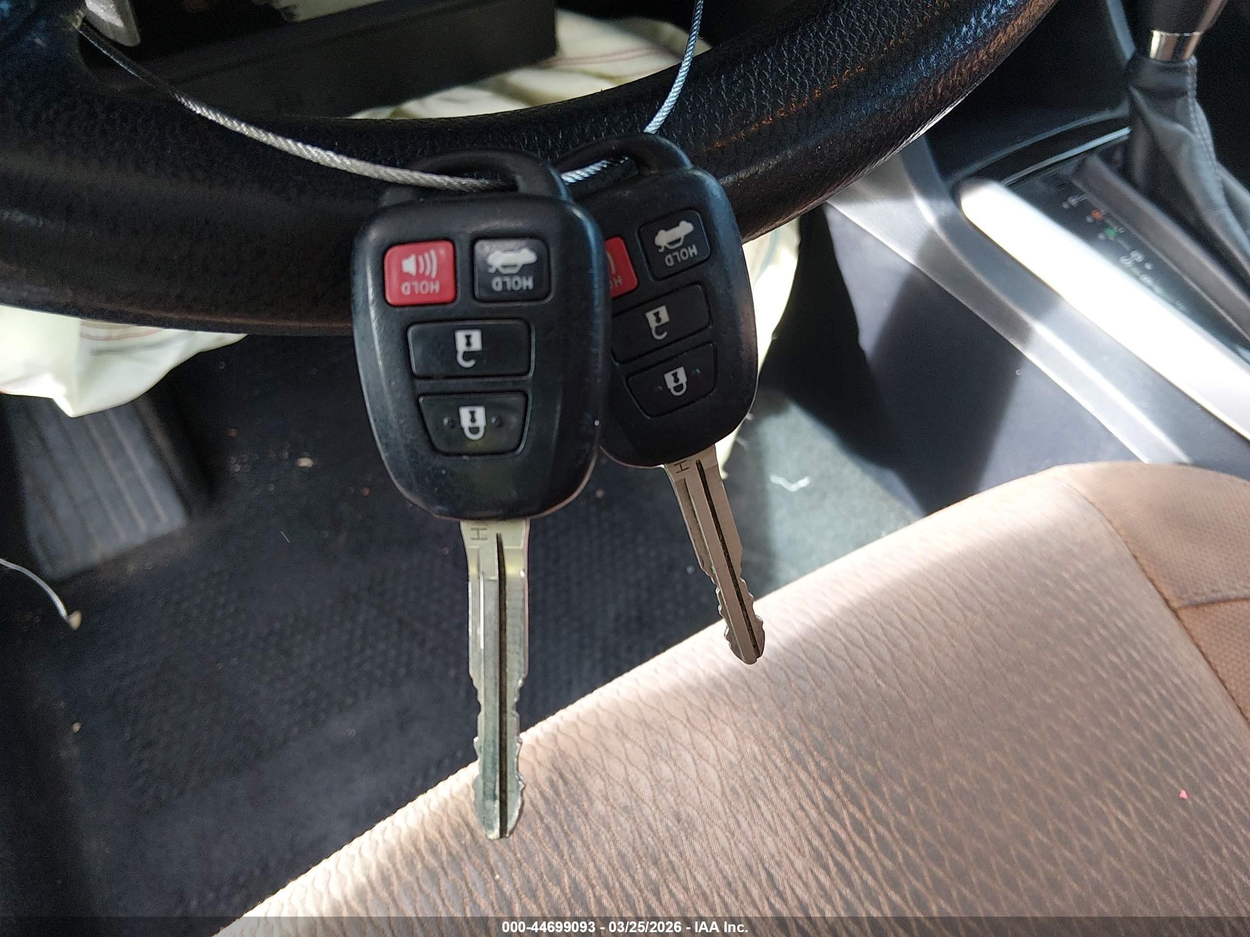 2014 Toyota Corolla Le Plus Серебряный vin: 2T1BURHE9EC044173