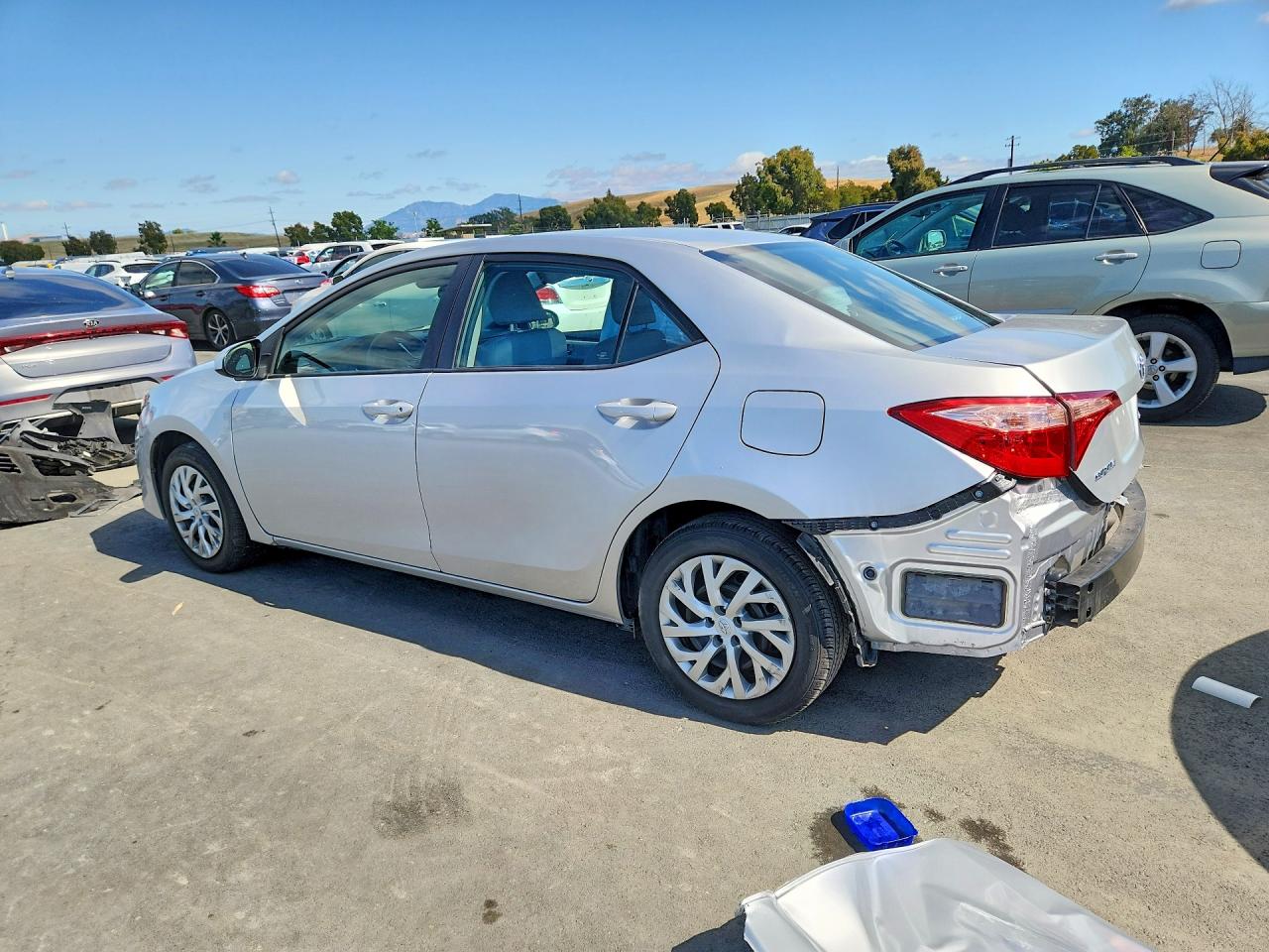 2018 Toyota Corolla Le Silver vin: 2T1BURHE9JC034057
