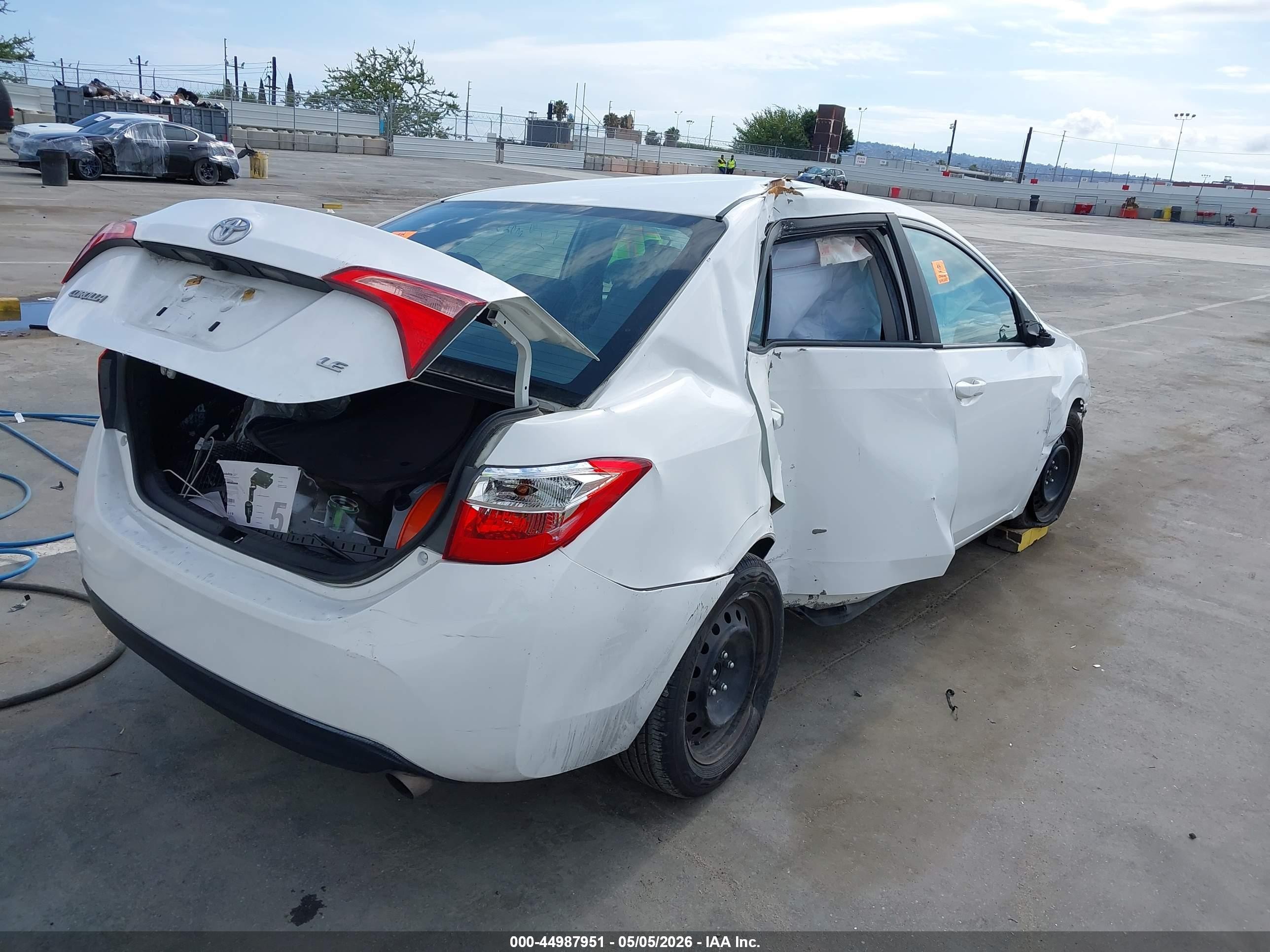2018 Toyota Corolla Le White vin: 2T1BURHE9JC037945
