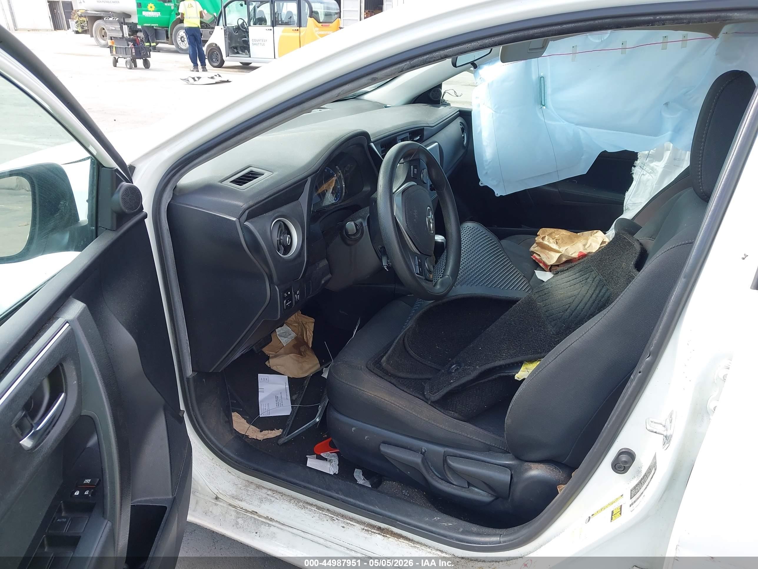 2018 Toyota Corolla Le White vin: 2T1BURHE9JC037945