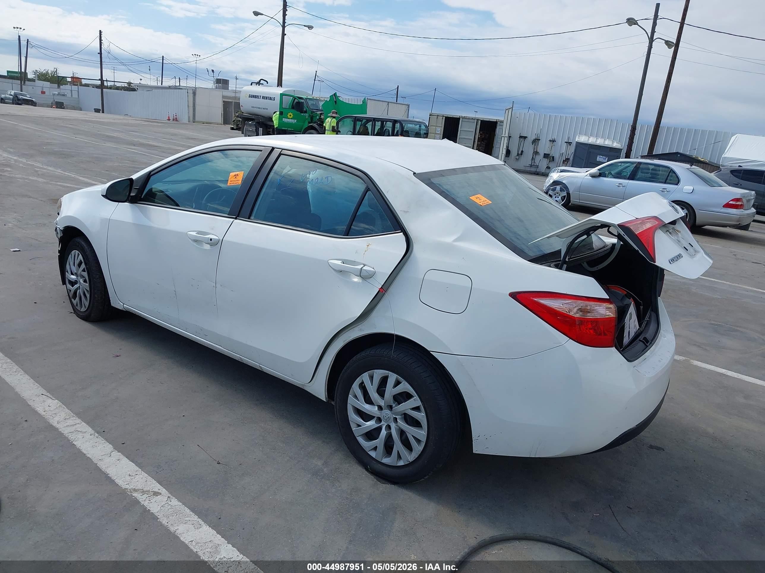 2018 Toyota Corolla Le White vin: 2T1BURHE9JC037945