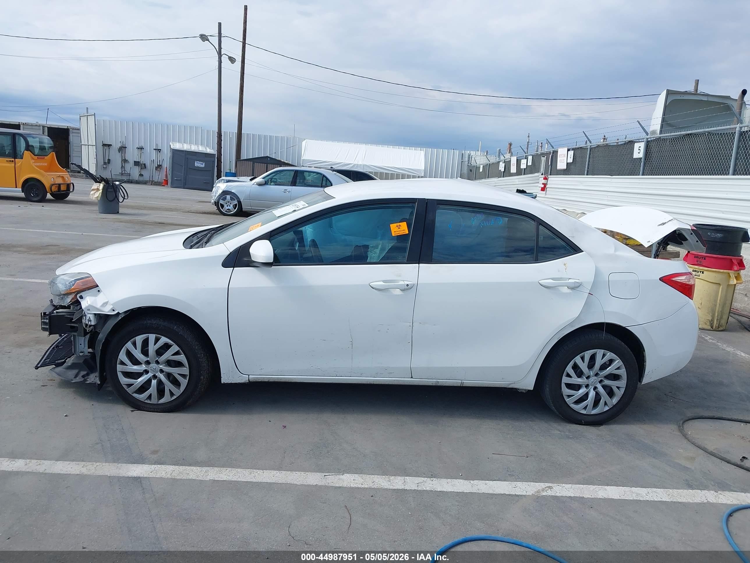 2018 Toyota Corolla Le White vin: 2T1BURHE9JC037945