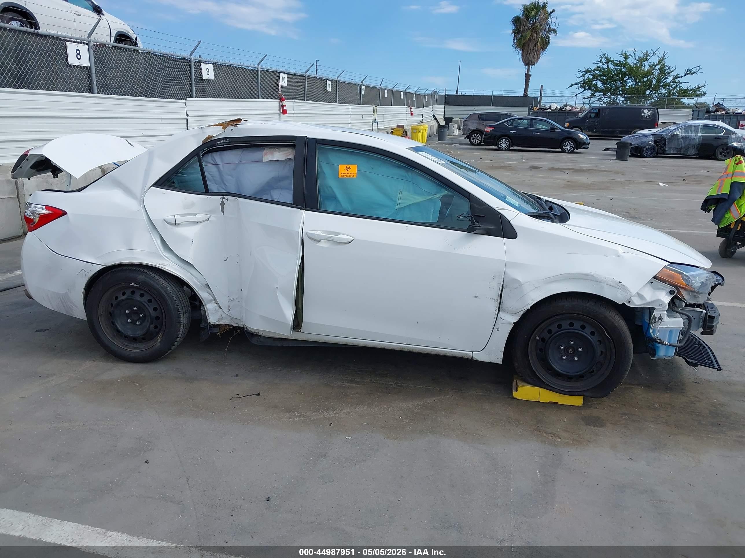 2018 Toyota Corolla Le White vin: 2T1BURHE9JC037945