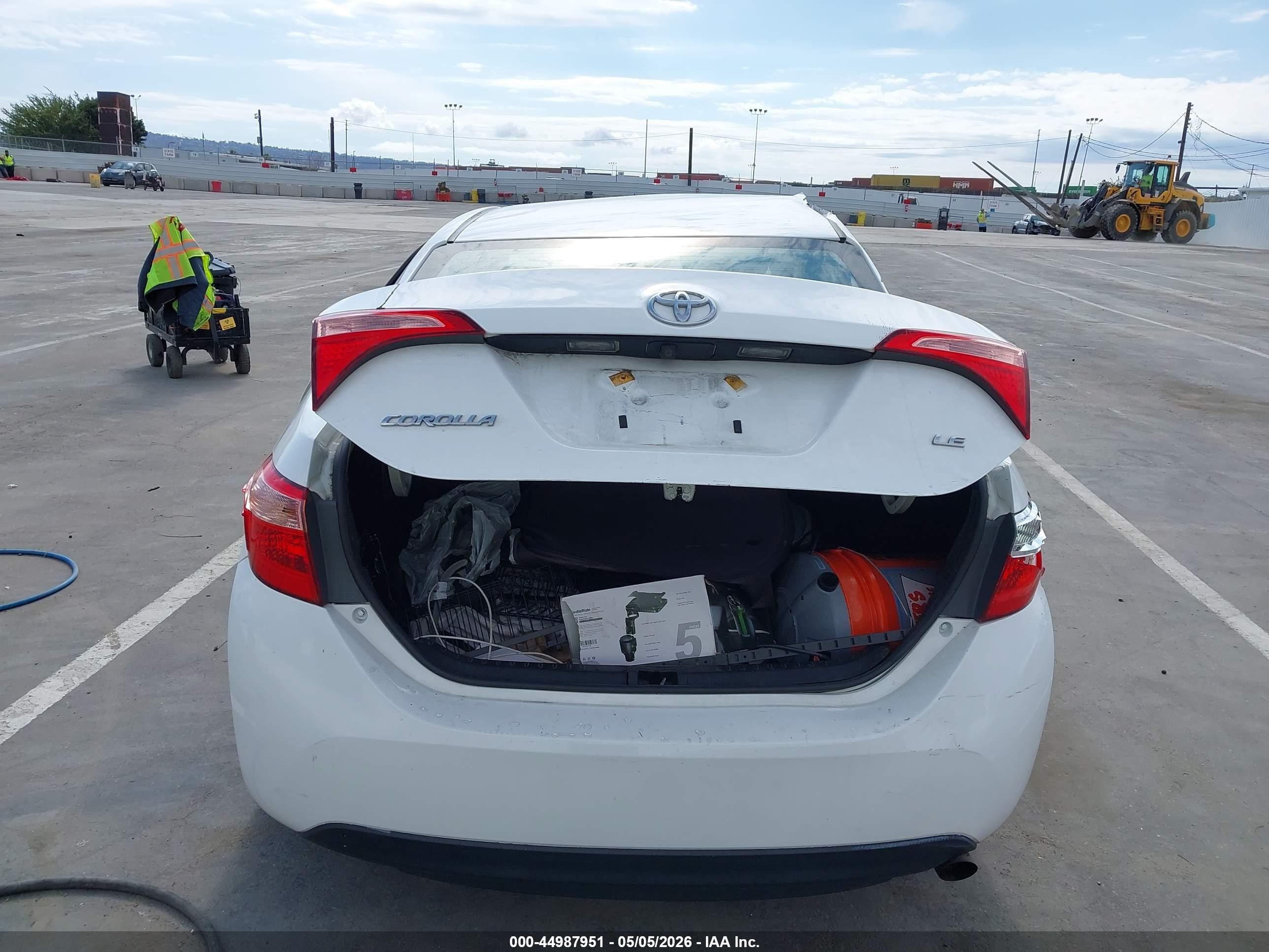 2018 Toyota Corolla Le White vin: 2T1BURHE9JC037945