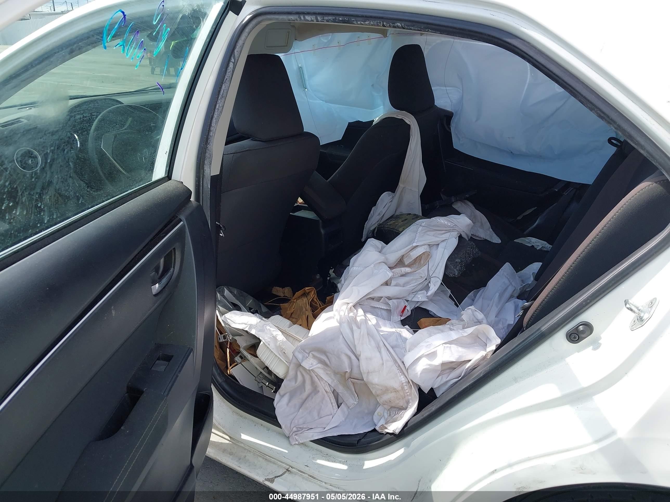 2018 Toyota Corolla Le White vin: 2T1BURHE9JC037945