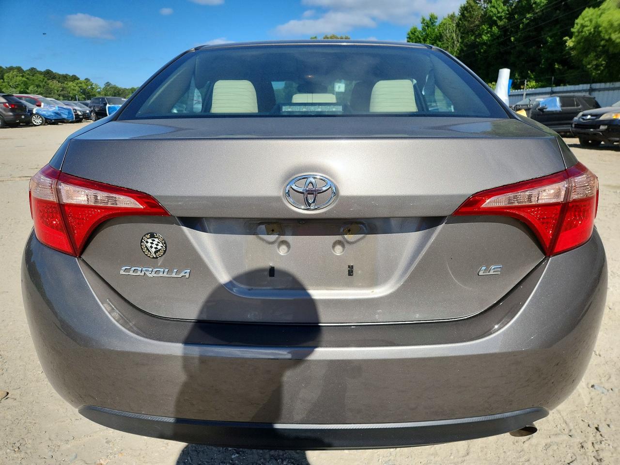 2018 Toyota Corolla Le Gray vin: 2T1BURHE9JC090631