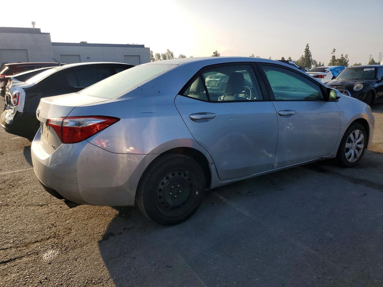 2015 Toyota Corolla Le Серебряный vin: 2T1BURHEXFC258137