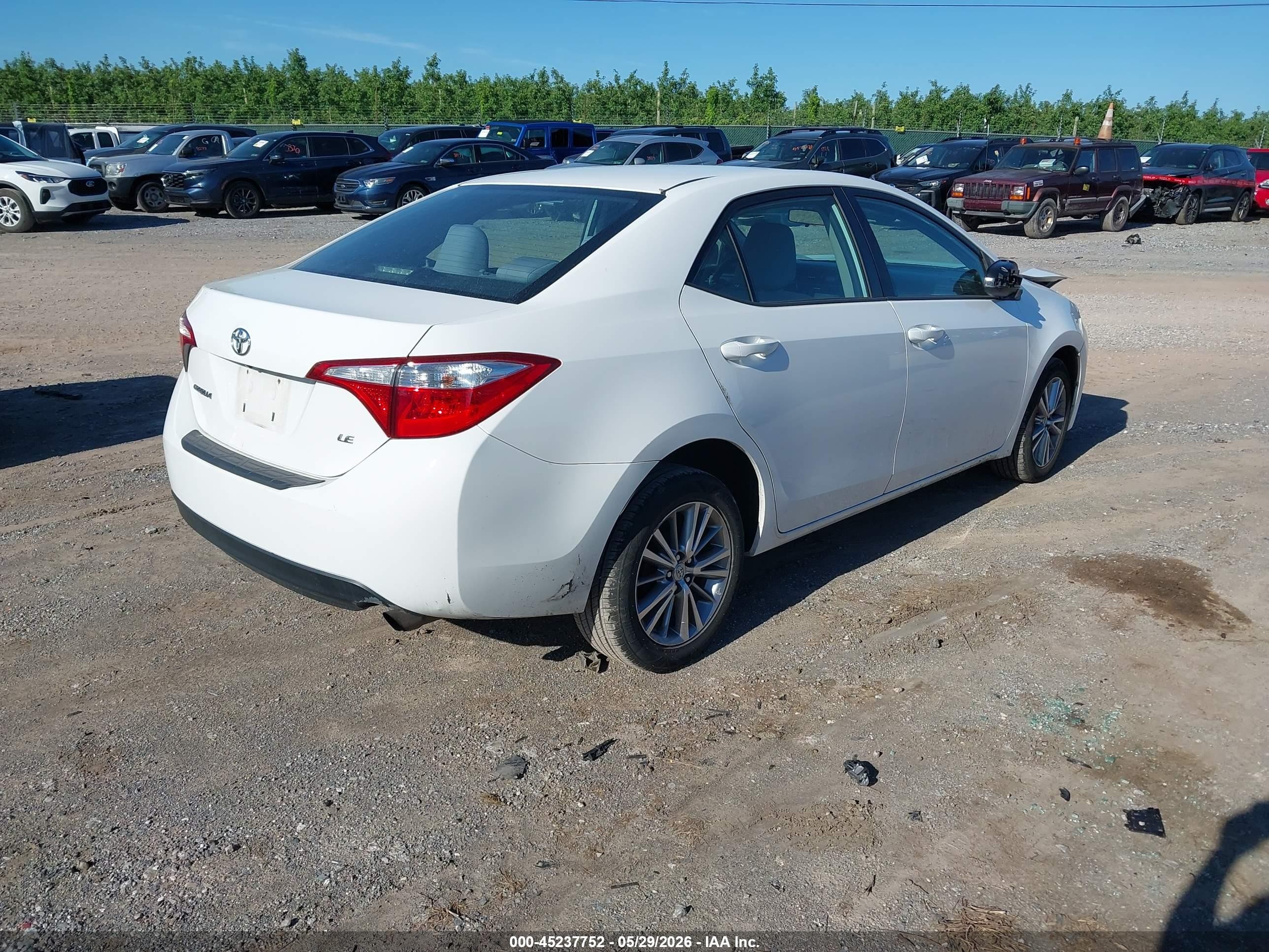 2015 Toyota Corolla Le Plus White vin: 2T1BURHEXFC330227