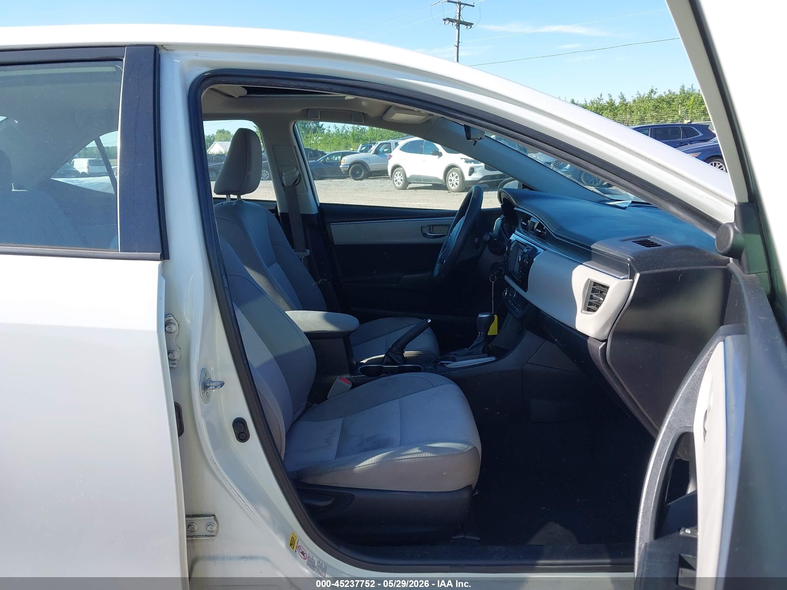 2015 Toyota Corolla Le Plus White vin: 2T1BURHEXFC330227
