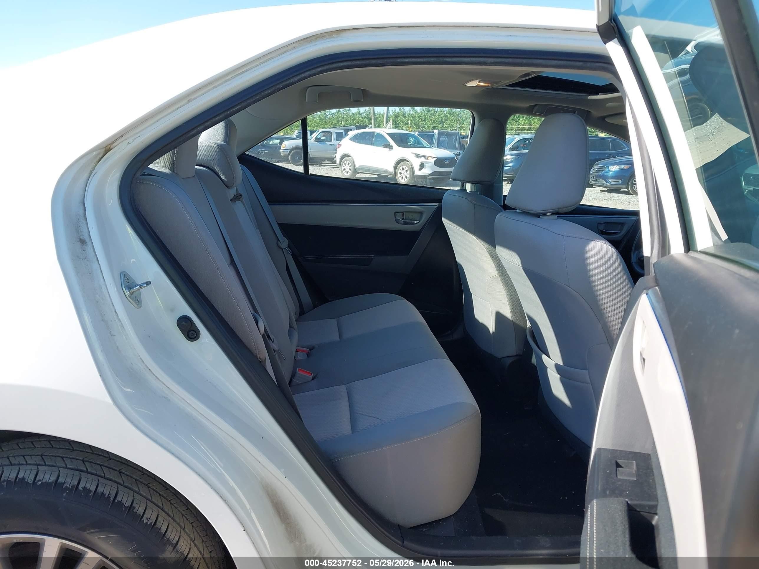 2015 Toyota Corolla Le Plus White vin: 2T1BURHEXFC330227