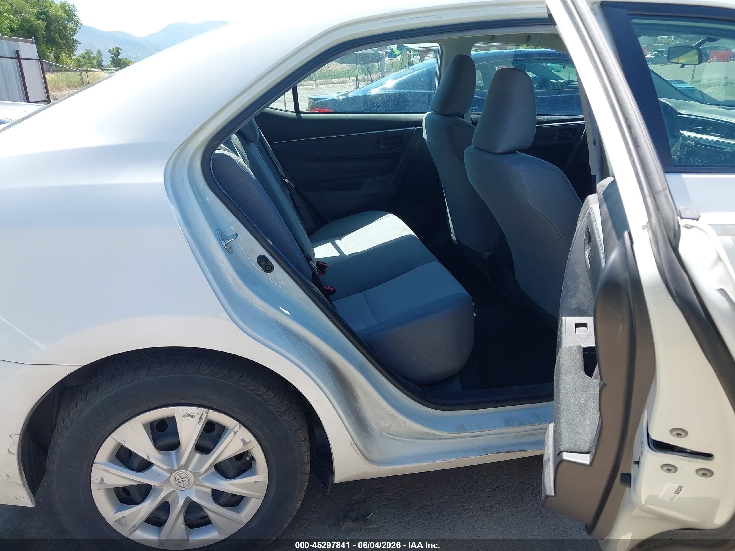 2015 Toyota Corolla L White vin: 2T1BURHEXFC359145